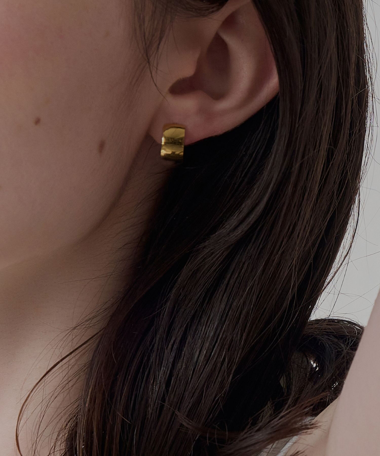 Phoebe「【金属アレルギー対応】ワンタッチワイドフープミニピアス　ゴールド/サージカルステンレス」|ピアス|