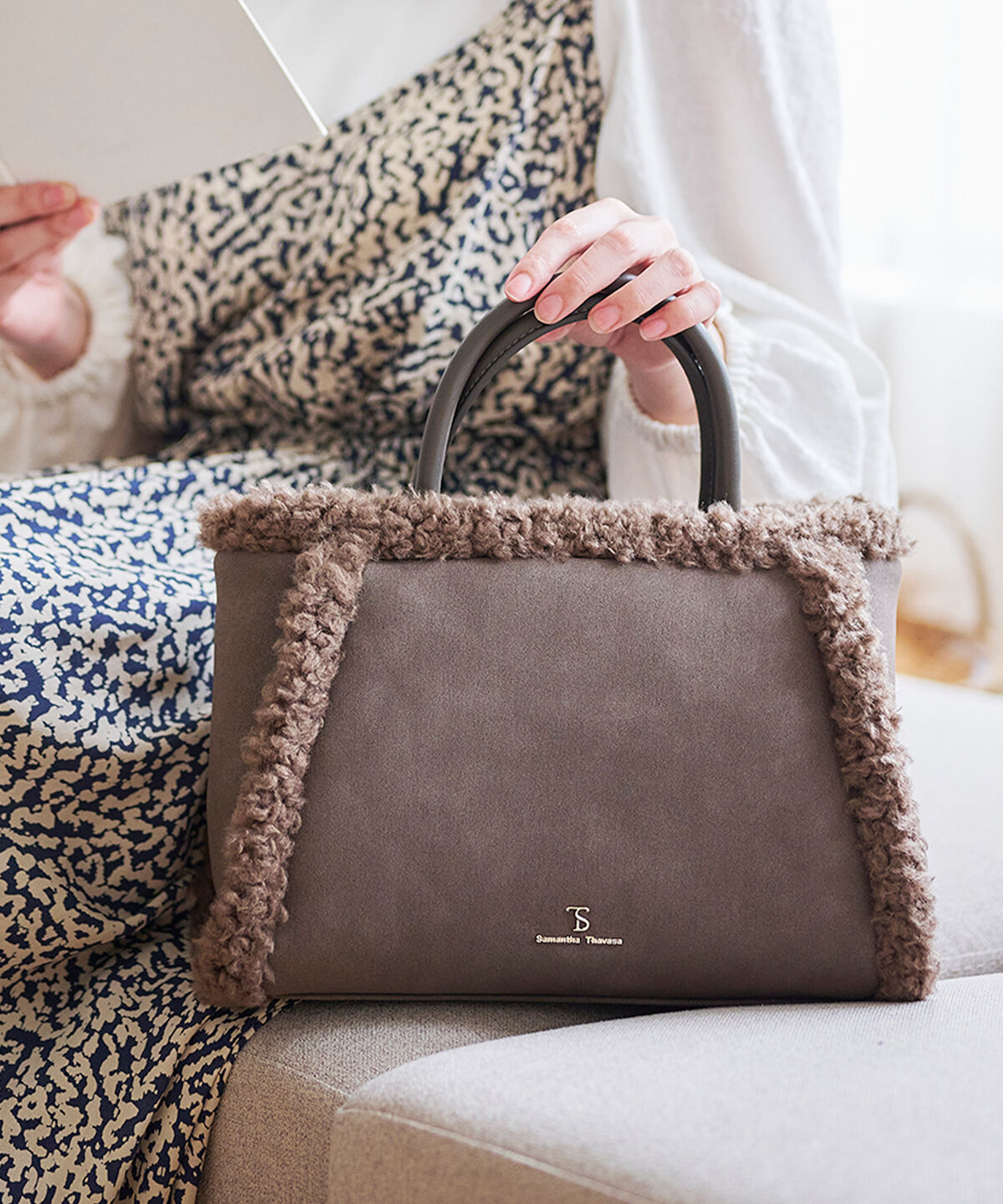 Samantha Thavasa「スウェード調ボアハンドバッグ」|ハンドバッグ|ﾀﾞｰｸﾌﾞﾗｳﾝ