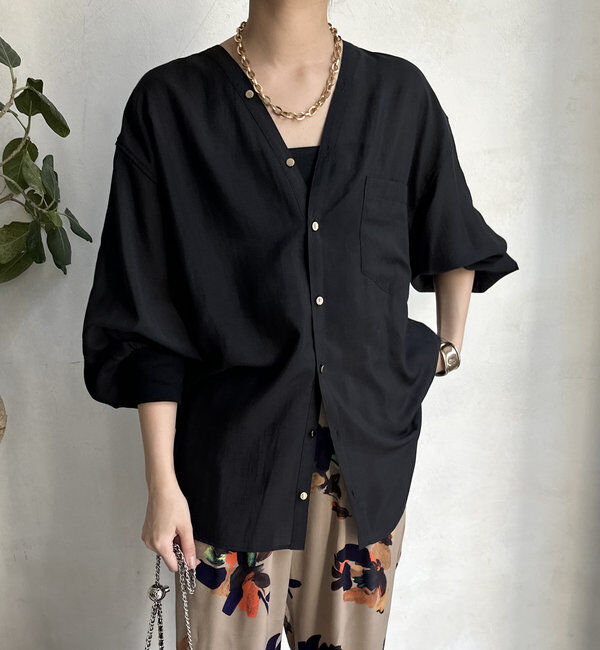  「【新色追加】GOLDボタンVVシャツ」|シャツ・ブラウス|