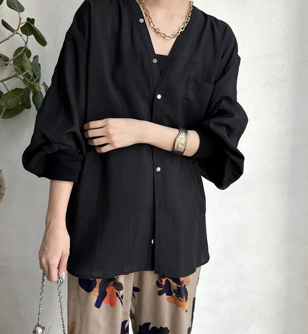  「【新色追加】GOLDボタンVVシャツ」|シャツ・ブラウス|
