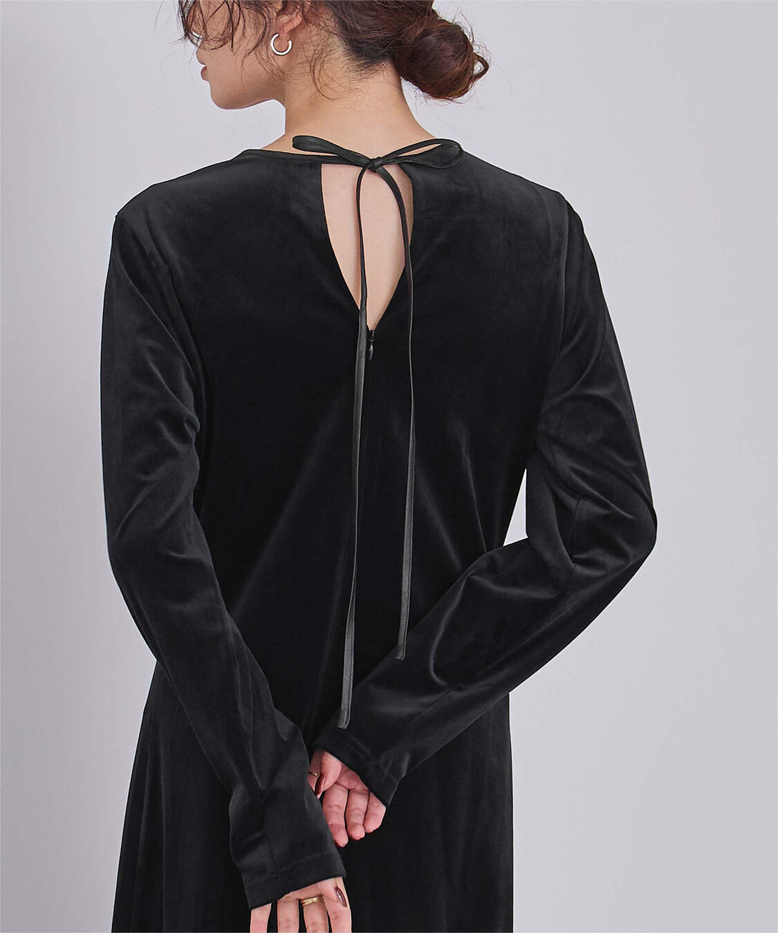 ur's「【yukiさんコラボアイテム】バックリボンフィットアンドフレアベロアワンピース」|ワンピース|