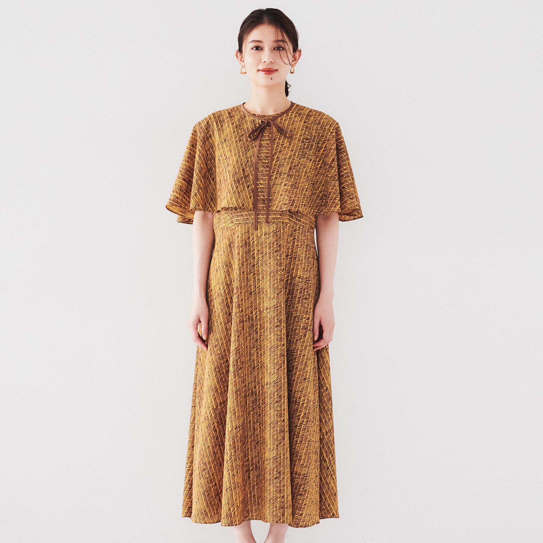 UNTITLED「【ケープ付き/２WAY】ヴィンテージプリントへリンボン柄ワンピース」|ワンピース|