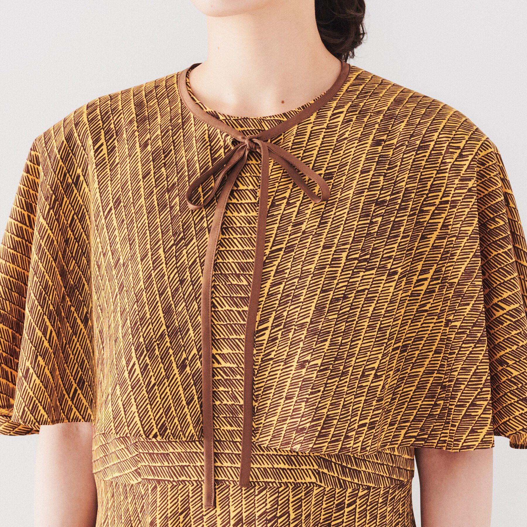 UNTITLED「【ケープ付き/２WAY】ヴィンテージプリントへリンボン柄ワンピース」|ワンピース|