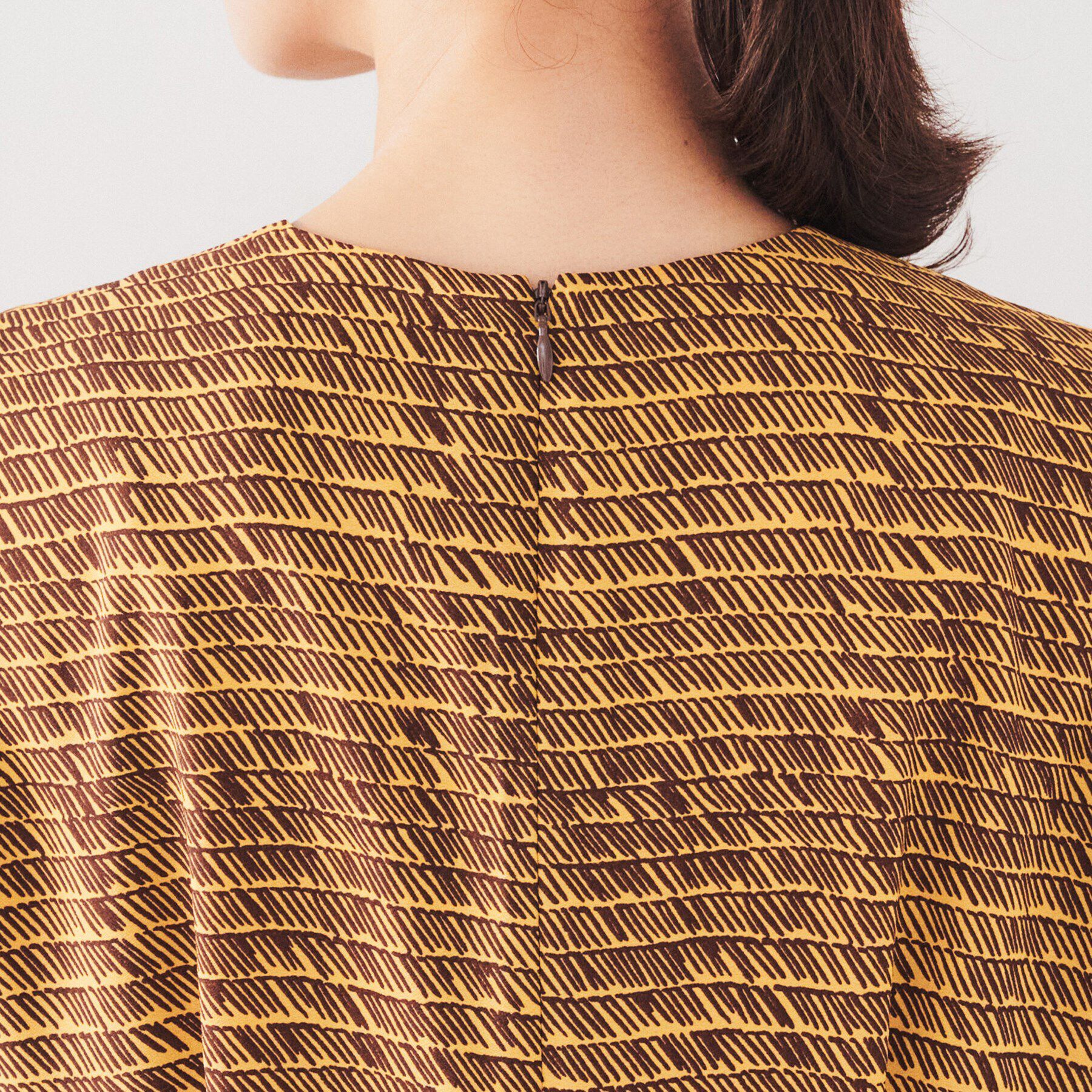 UNTITLED「【ケープ付き/２WAY】ヴィンテージプリントへリンボン柄ワンピース」|ワンピース|