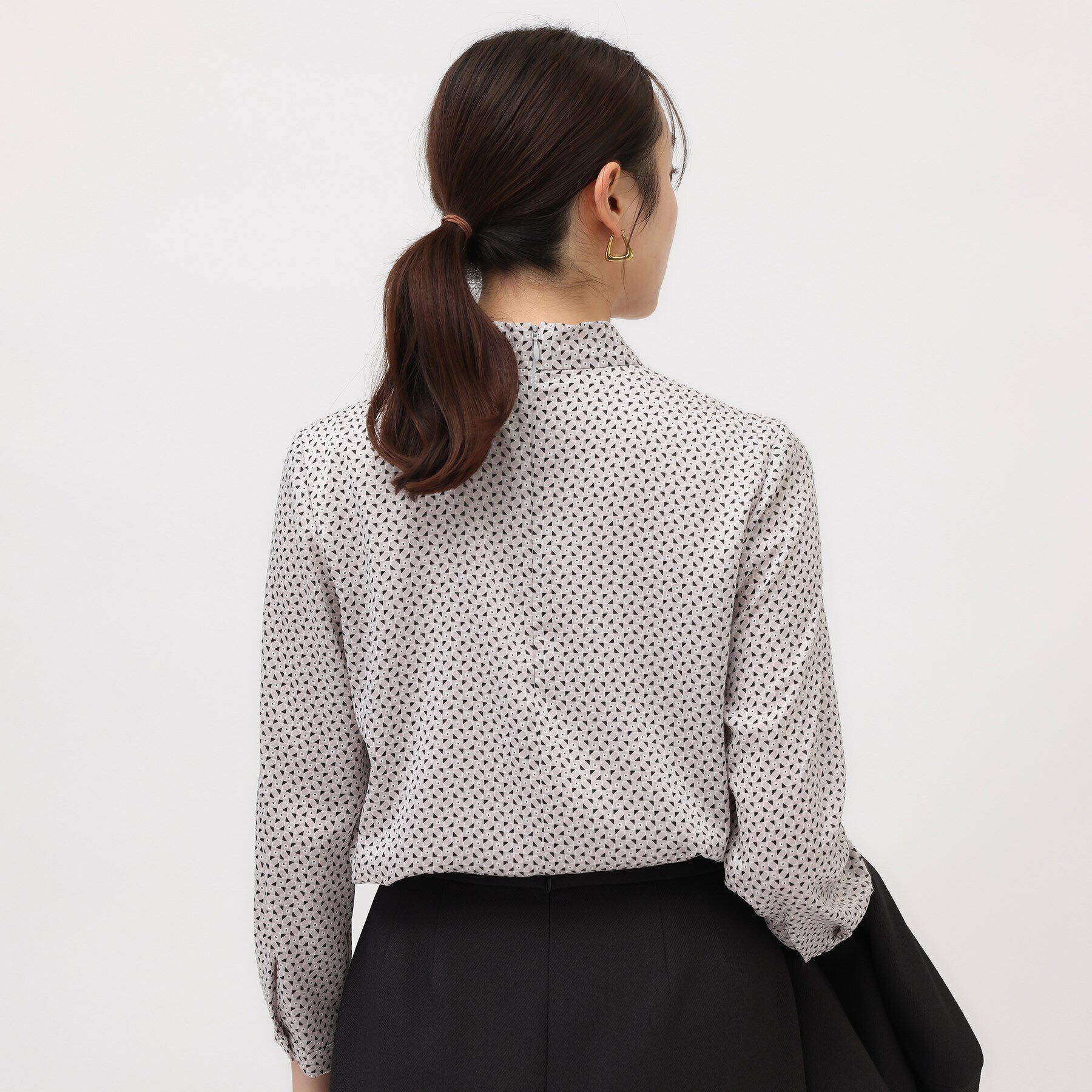 UNTITLED「【通勤スーツ/入卒/セレモニー】幾何柄ボウタイブラウス」|シャツ・ブラウス|
