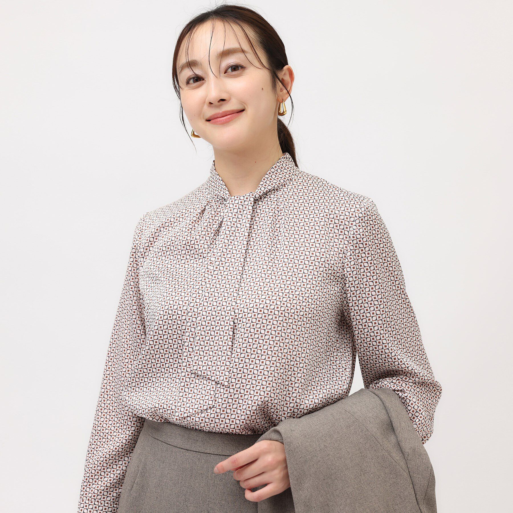 UNTITLED「【通勤スーツ/入卒/セレモニー】幾何柄ボウタイブラウス」|シャツ・ブラウス|ブラウン(143)