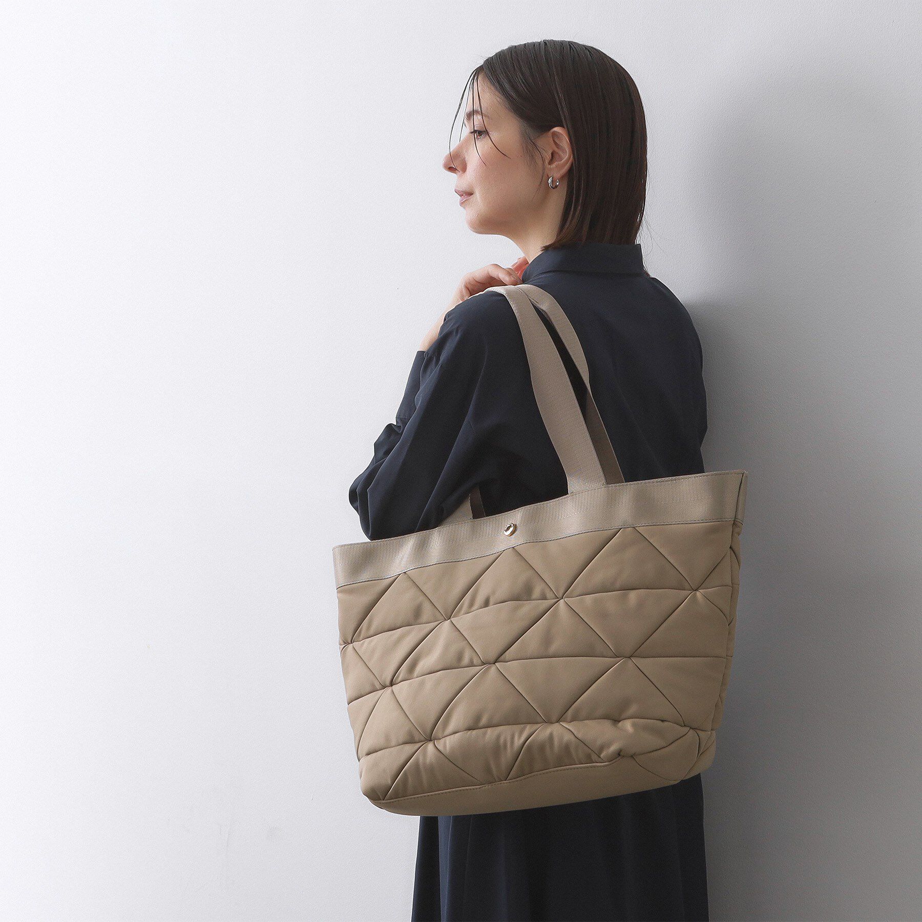 OPAQUE.CLIP「【軽量／A4サイズ対応】トライアングルビッグトートバッグ」|トートバッグ|モカブラウン(042