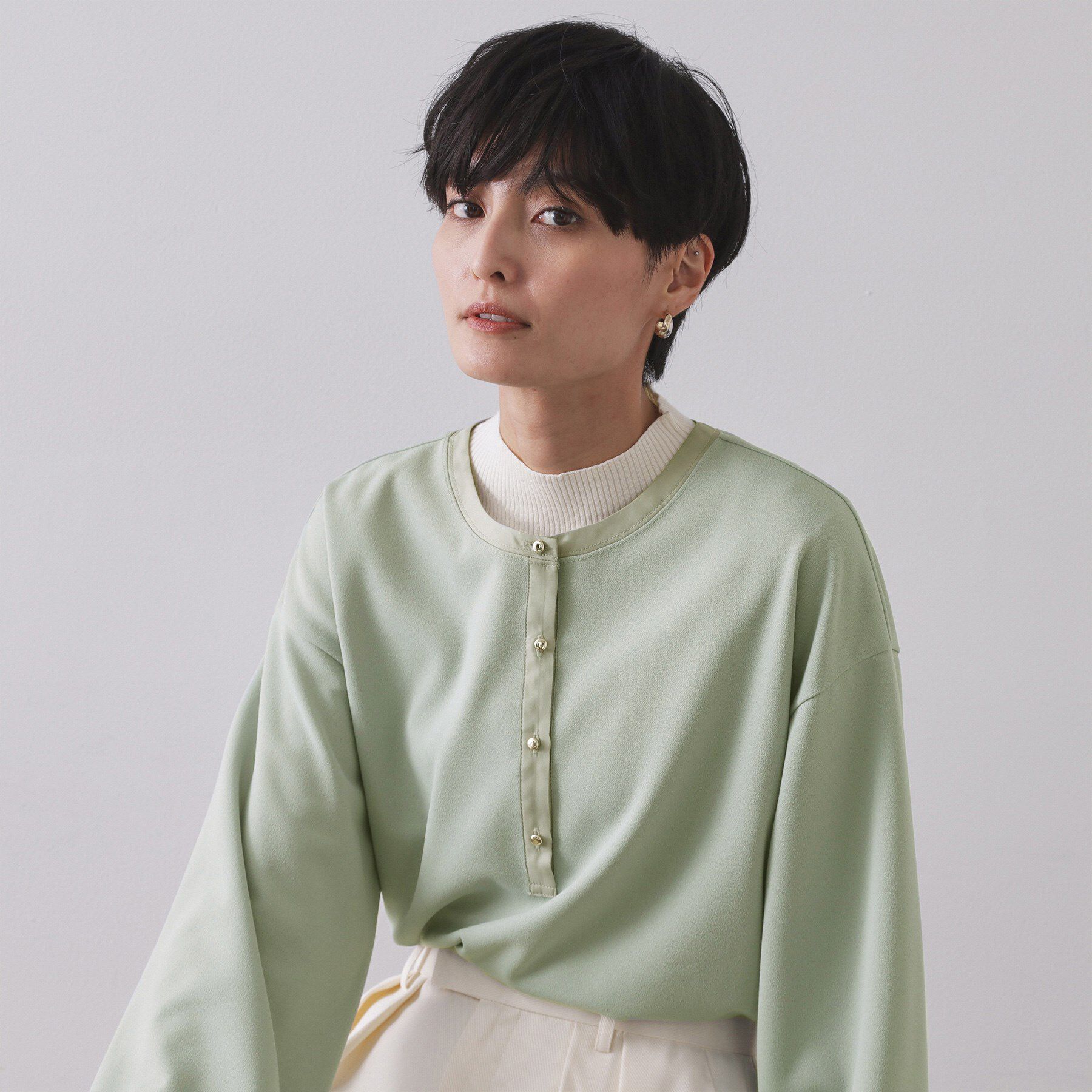 OPAQUE.CLIP「サテン使いヘンリーネックトップス【洗濯機OK】」|Tシャツ・カットソー|ライトグリーン(02