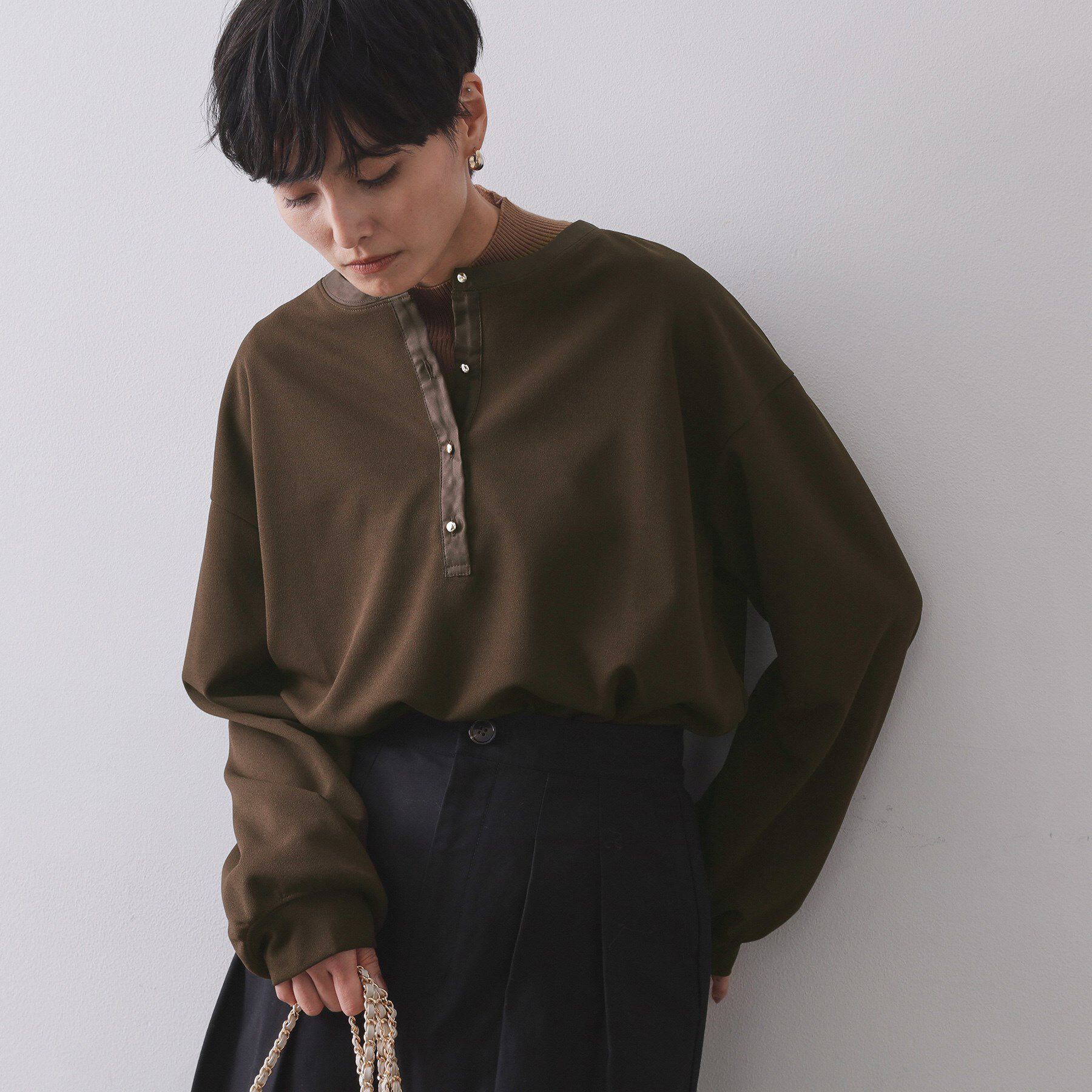 OPAQUE.CLIP「サテン使いヘンリーネックトップス【洗濯機OK】」|Tシャツ・カットソー|ブラウン(044)