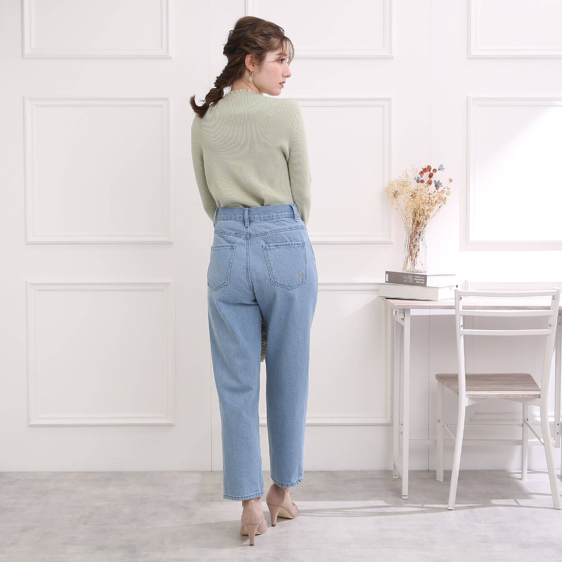 Couture broach「【大人可愛いデニムスタイル】リボン刺繍テーパードデニム」|デニム|