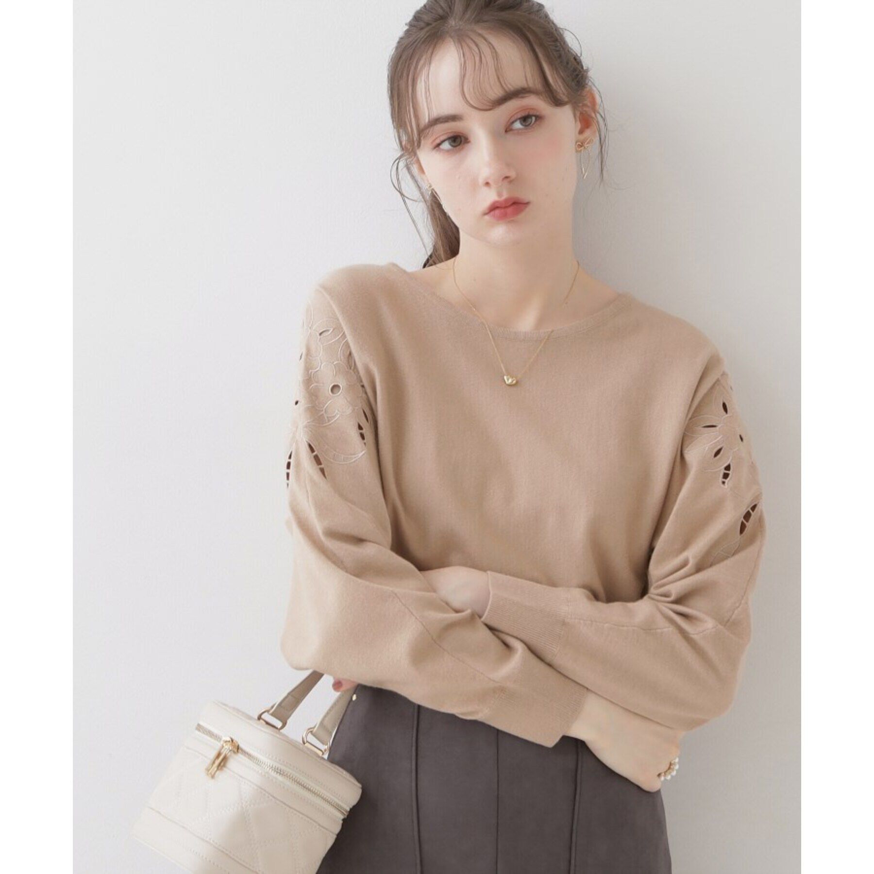 Couture broach「【上品さを添えた刺繍ニット】エンブロドルマンニット」|ニット・セーター|ﾋﾟﾝｸﾍﾞｰｼﾞｭ(053)