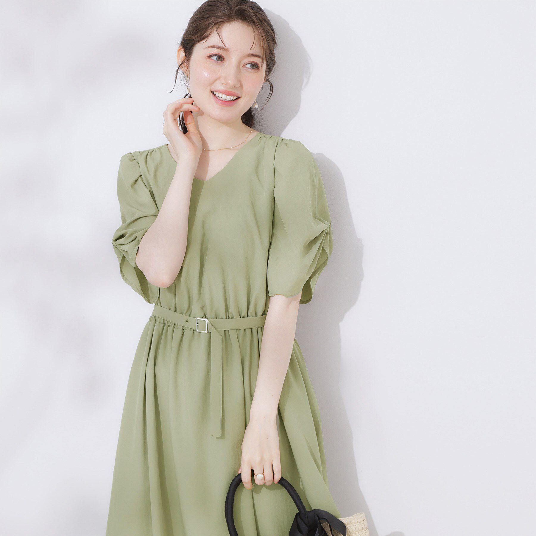 Couture broach「【マシンウォッシャブル・二の腕カバー】ウエストベルトVネックワンピース」|ワンピース|