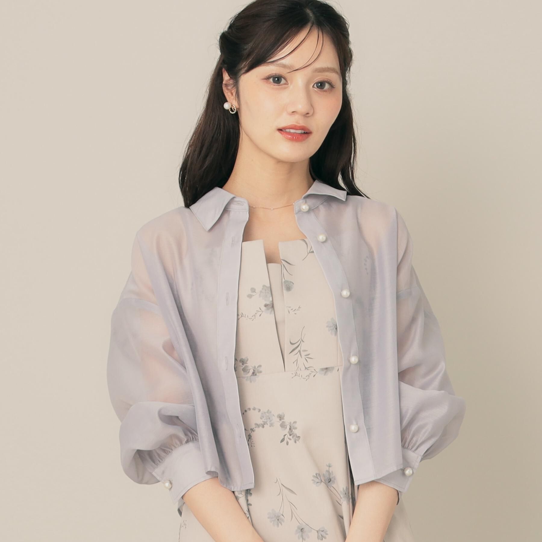 Couture broach「【洗える・秋まで使える】パール調ボタンシアーシャツ」|シャツ・ブラウス|グレー(012)