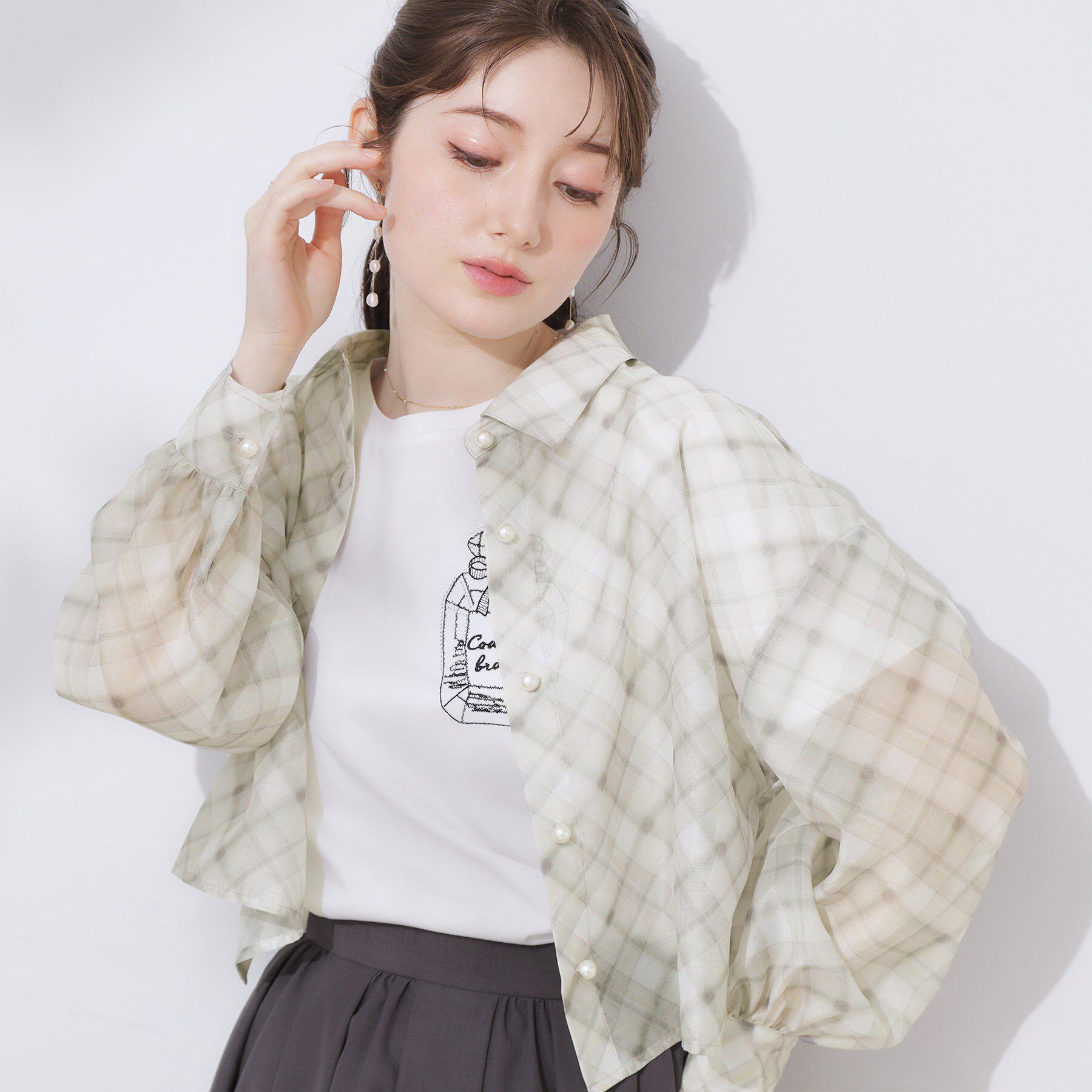 Couture broach「【洗える・秋まで使える】パール調ボタンシアーシャツ」|シャツ・ブラウス|