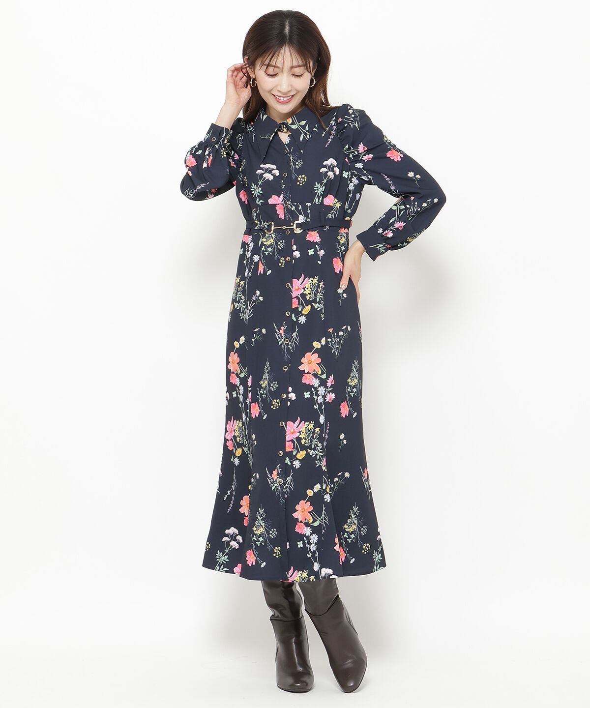 アンドクチュール「コスモスガーデンプリントシャツワンピース」|ワンピース|黒系花柄