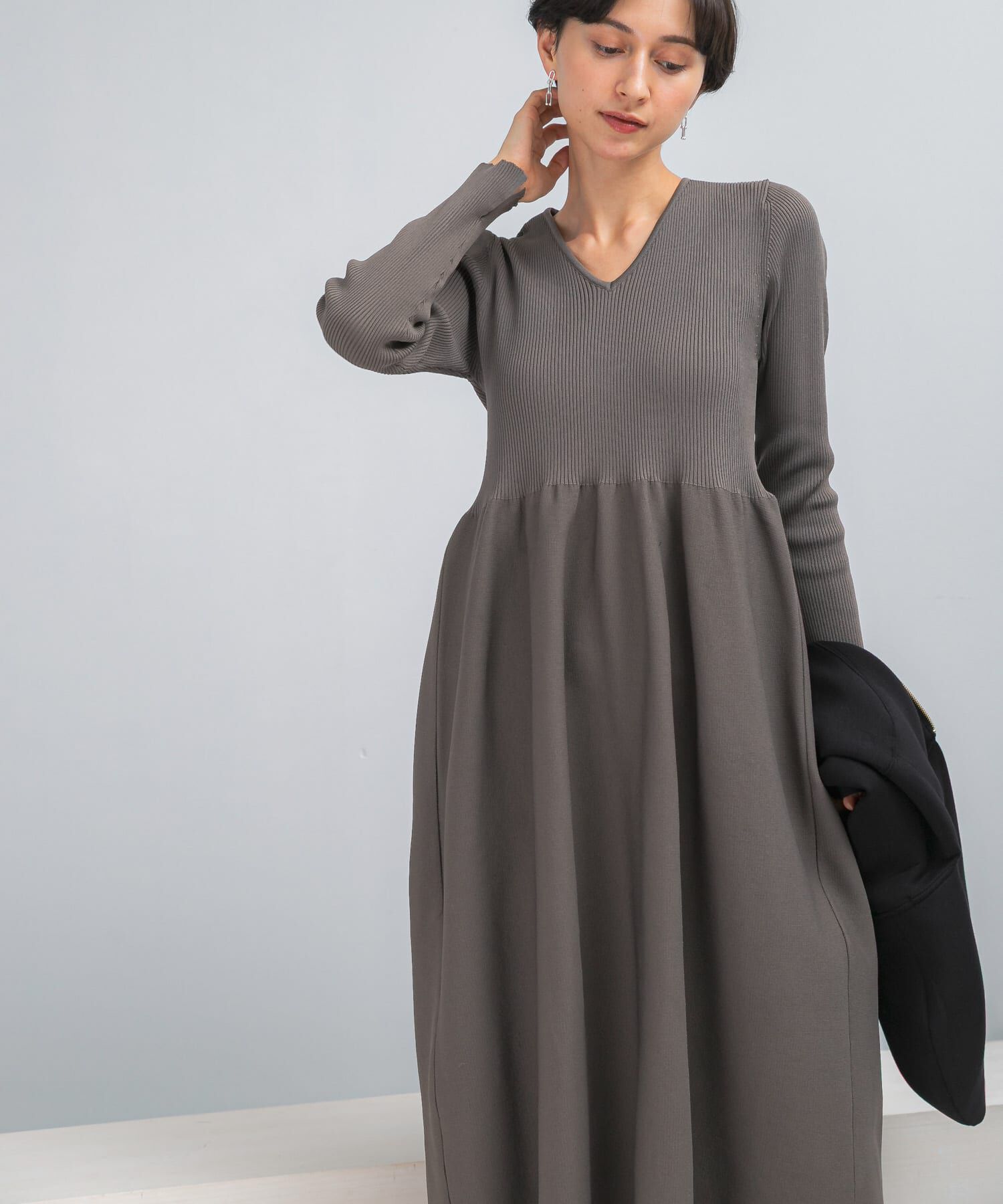 URBAN RESEARCH ROSSO「『WEB/一部店舗限定』フォルムシルエットVネックリブワンピース」|ワンピース|モカ