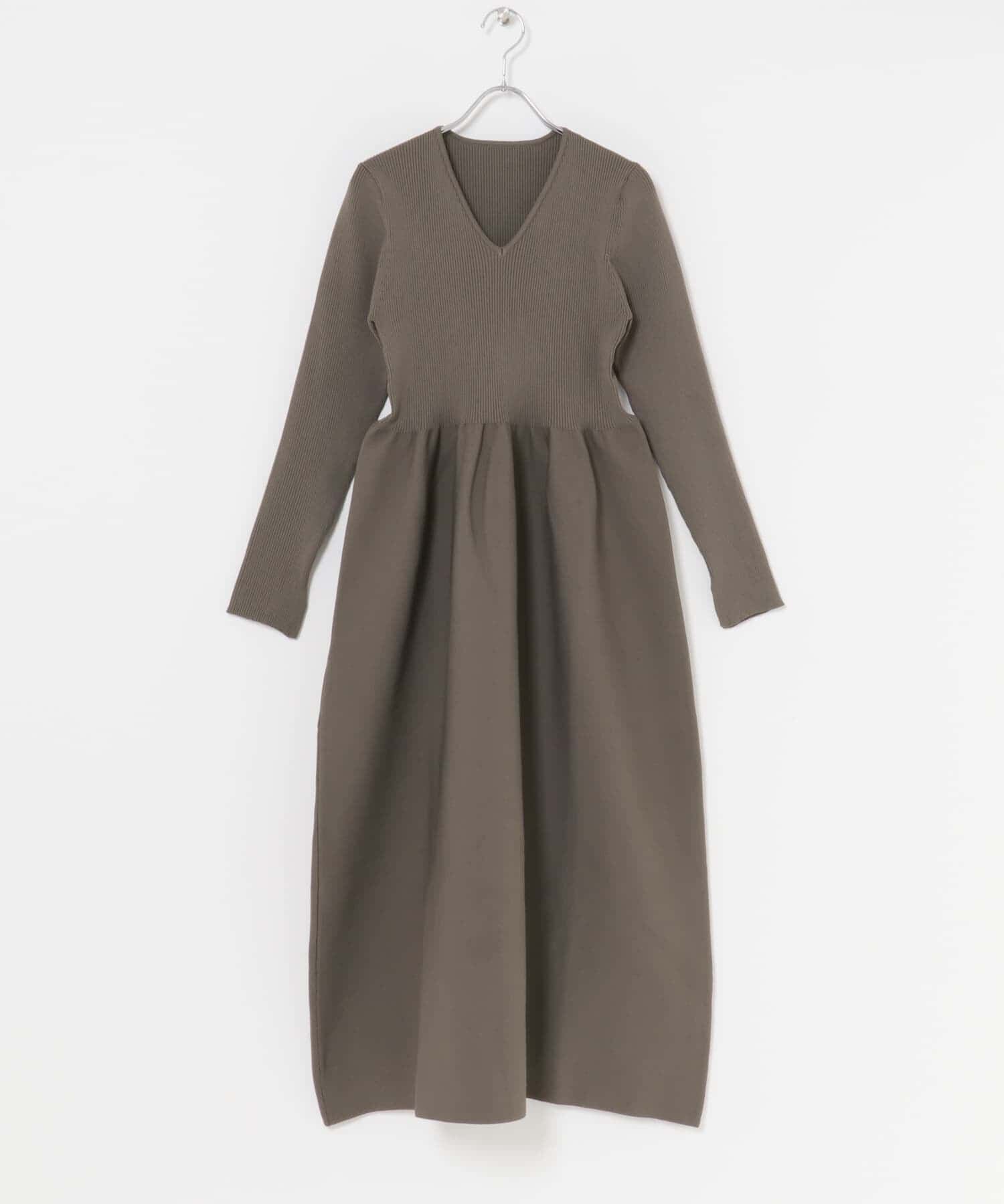 URBAN RESEARCH ROSSO「『WEB/一部店舗限定』フォルムシルエットVネックリブワンピース」|ワンピース|