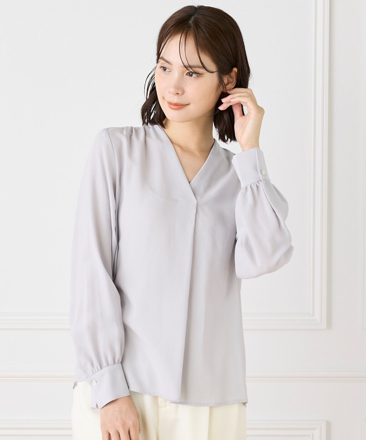 INED「《大きいサイズ》Vネックブラウス」|シャツ・ブラウス|グレー1
