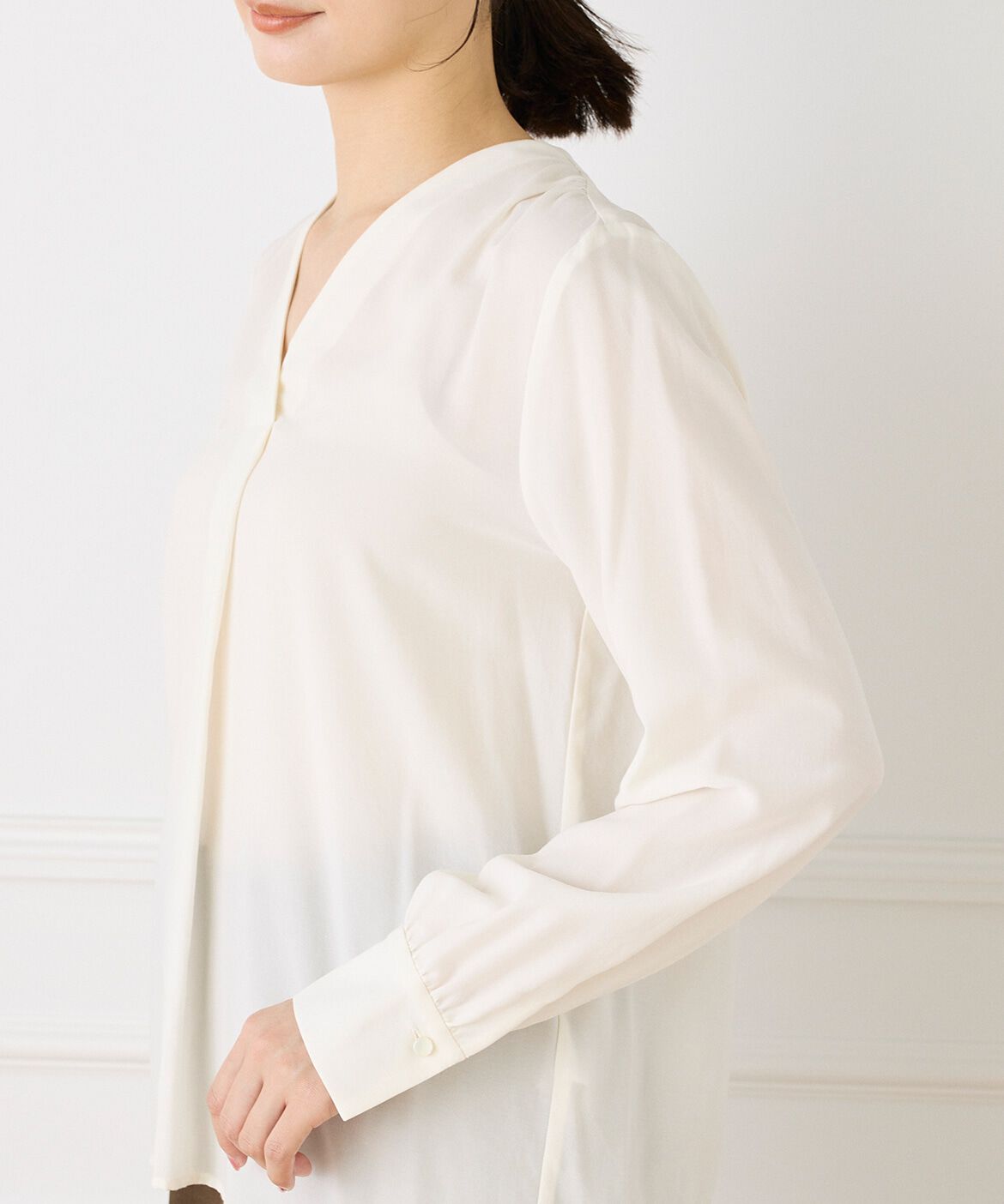 INED「《大きいサイズ》Vネックブラウス」|シャツ・ブラウス|