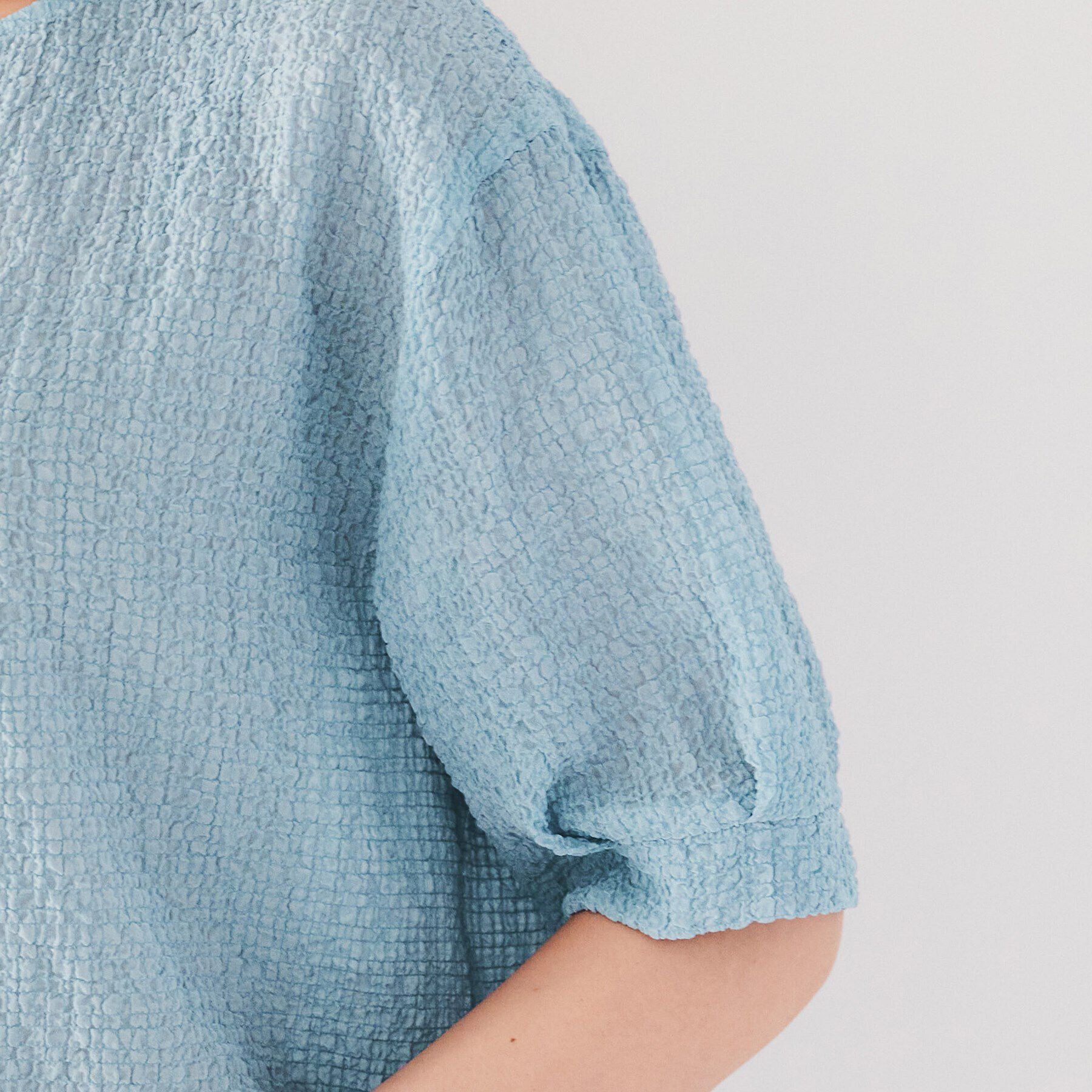 UNTITLED「【シアー/ストレッチ/凹凸素材】バンピー袖コンシャスブラウス」|シャツ・ブラウス|