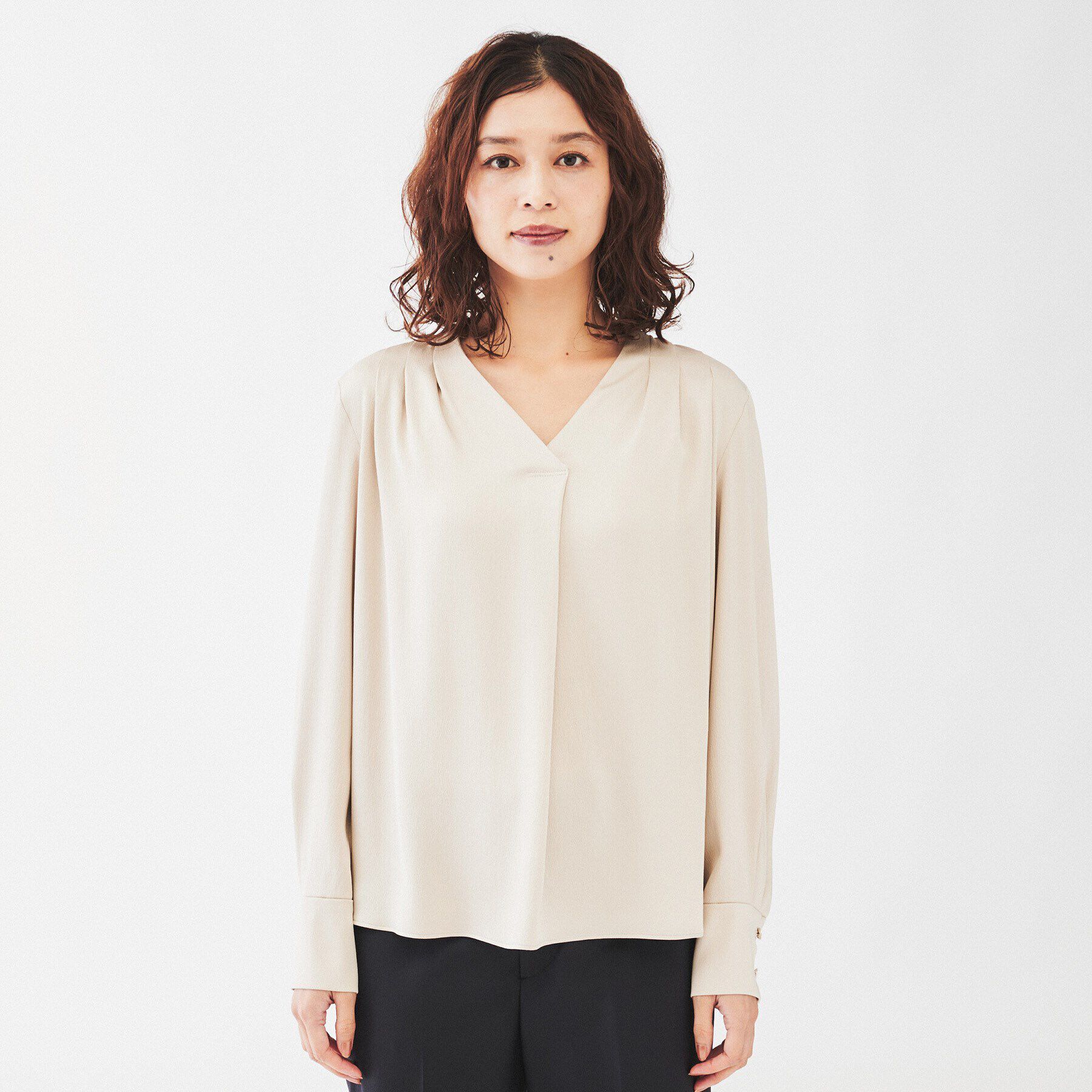 UNTITLED「【通勤スーツ/入卒/セレモニー】サテンVネックブラウス」|シャツ・ブラウス|