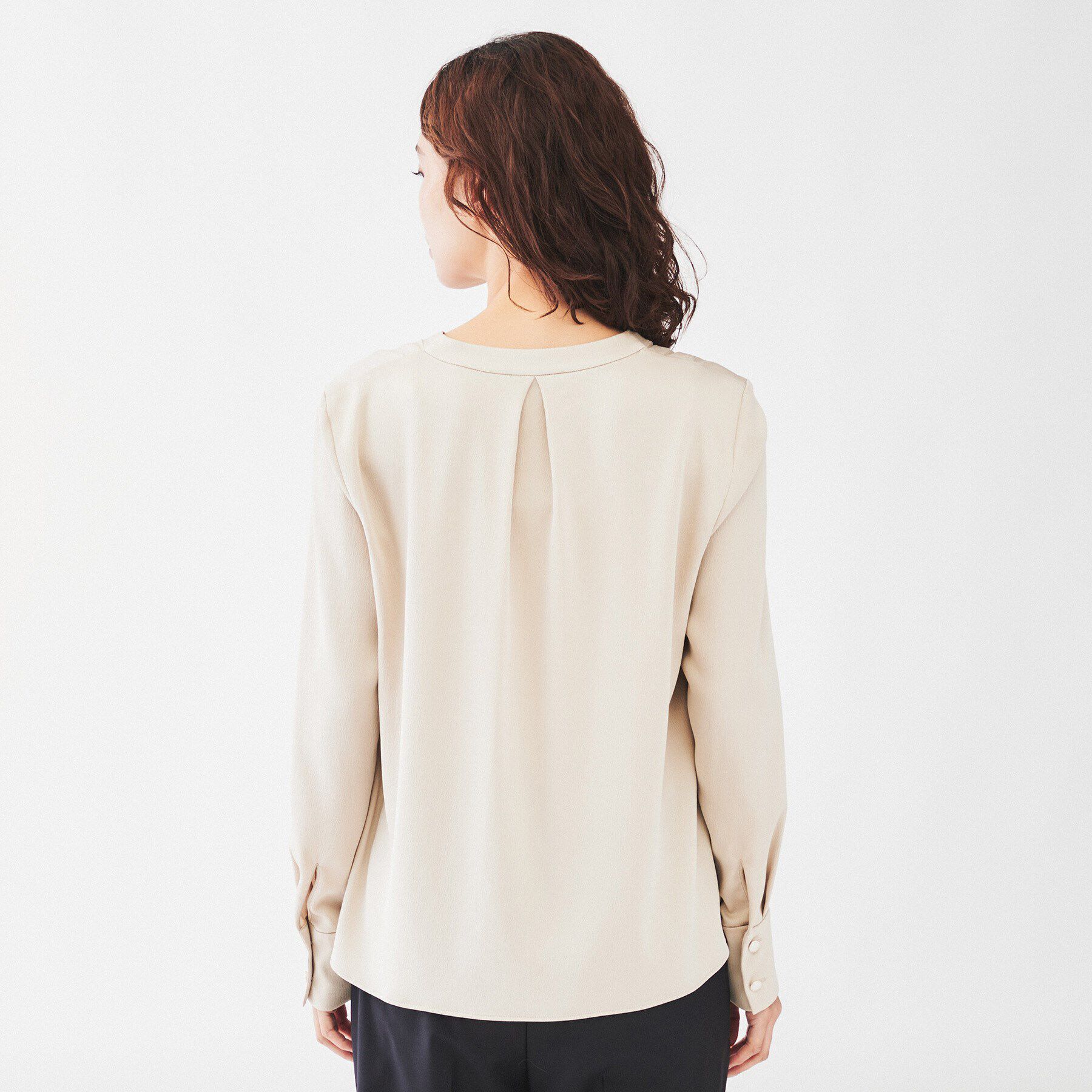 UNTITLED「【通勤スーツ/入卒/セレモニー】サテンVネックブラウス」|シャツ・ブラウス|