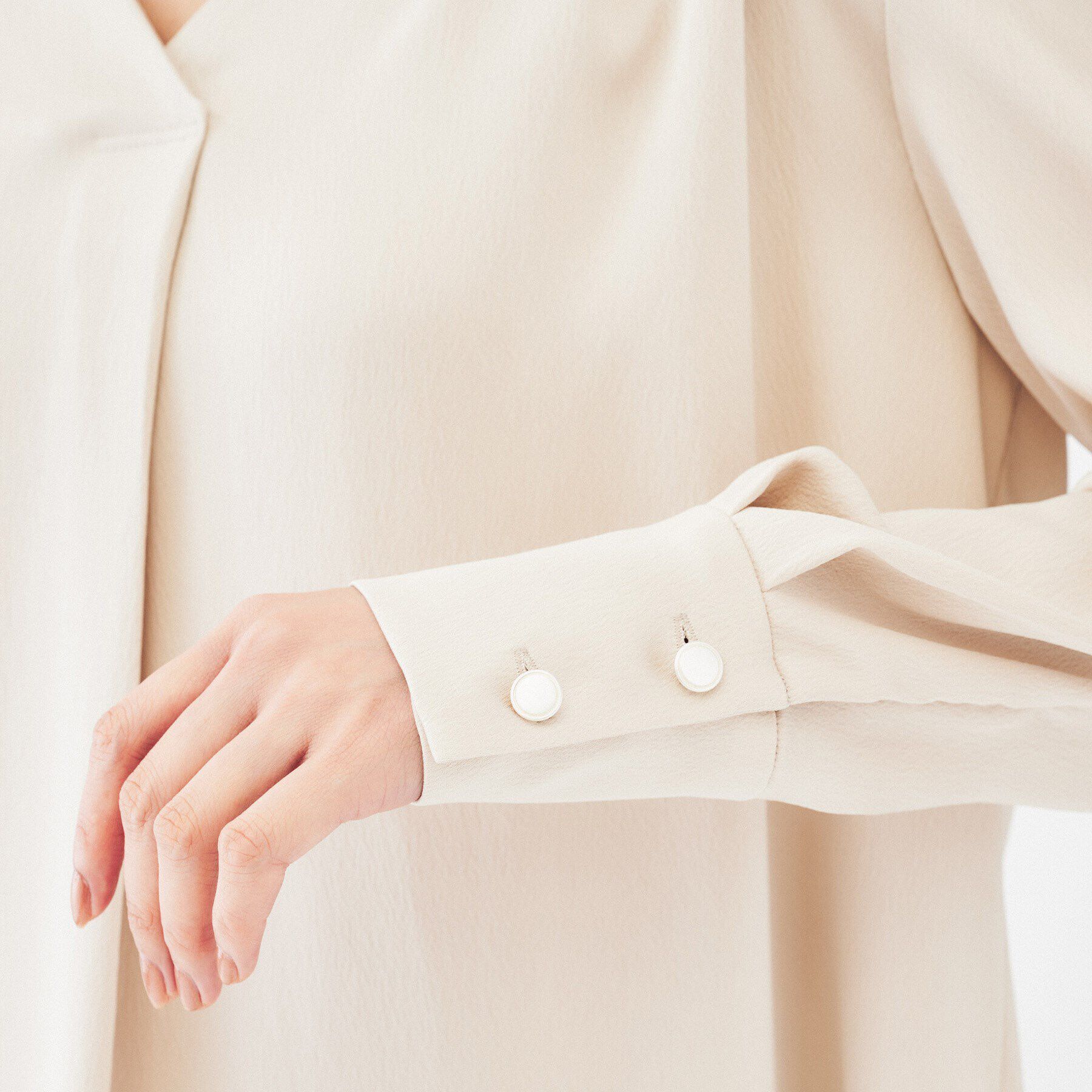 UNTITLED「【通勤スーツ/入卒/セレモニー】サテンVネックブラウス」|シャツ・ブラウス|