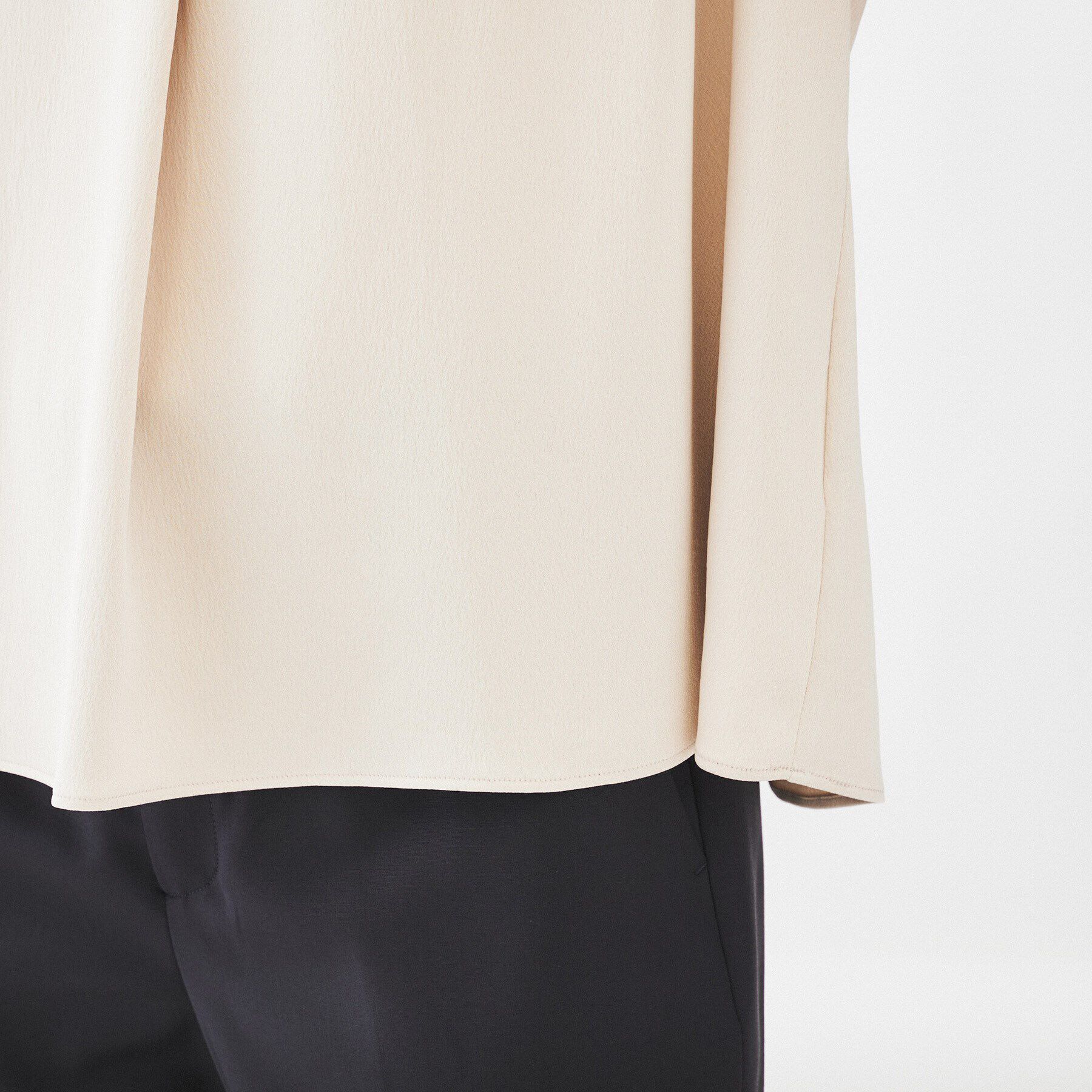 UNTITLED「【通勤スーツ/入卒/セレモニー】サテンVネックブラウス」|シャツ・ブラウス|