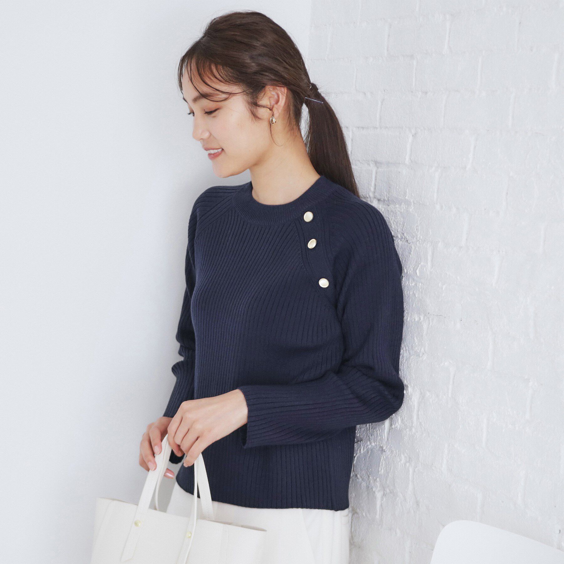 index「ゴールドボタンワイドリブニット【洗濯機可/抗ピル】」|ニット・セーター|ネイビー(094)