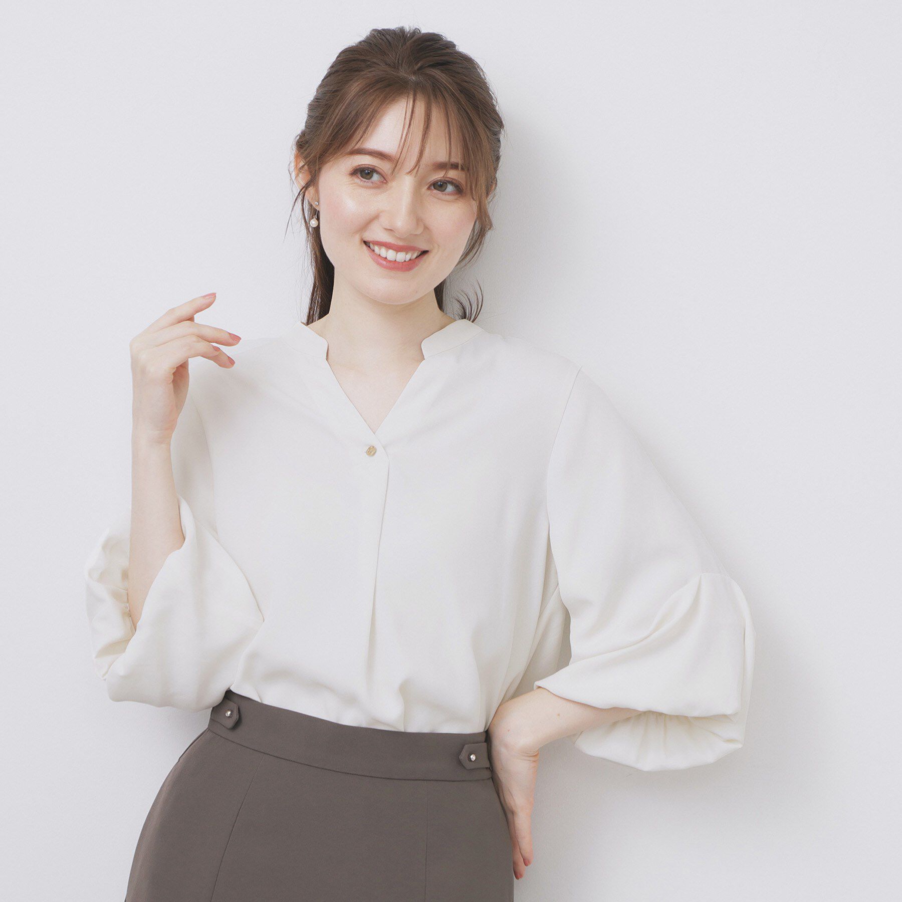 index「スキッパーバルーンスリーブブラウス【洗濯機洗い可/イージーアイロン】」|シャツ・ブラウス|オフホワイト(003