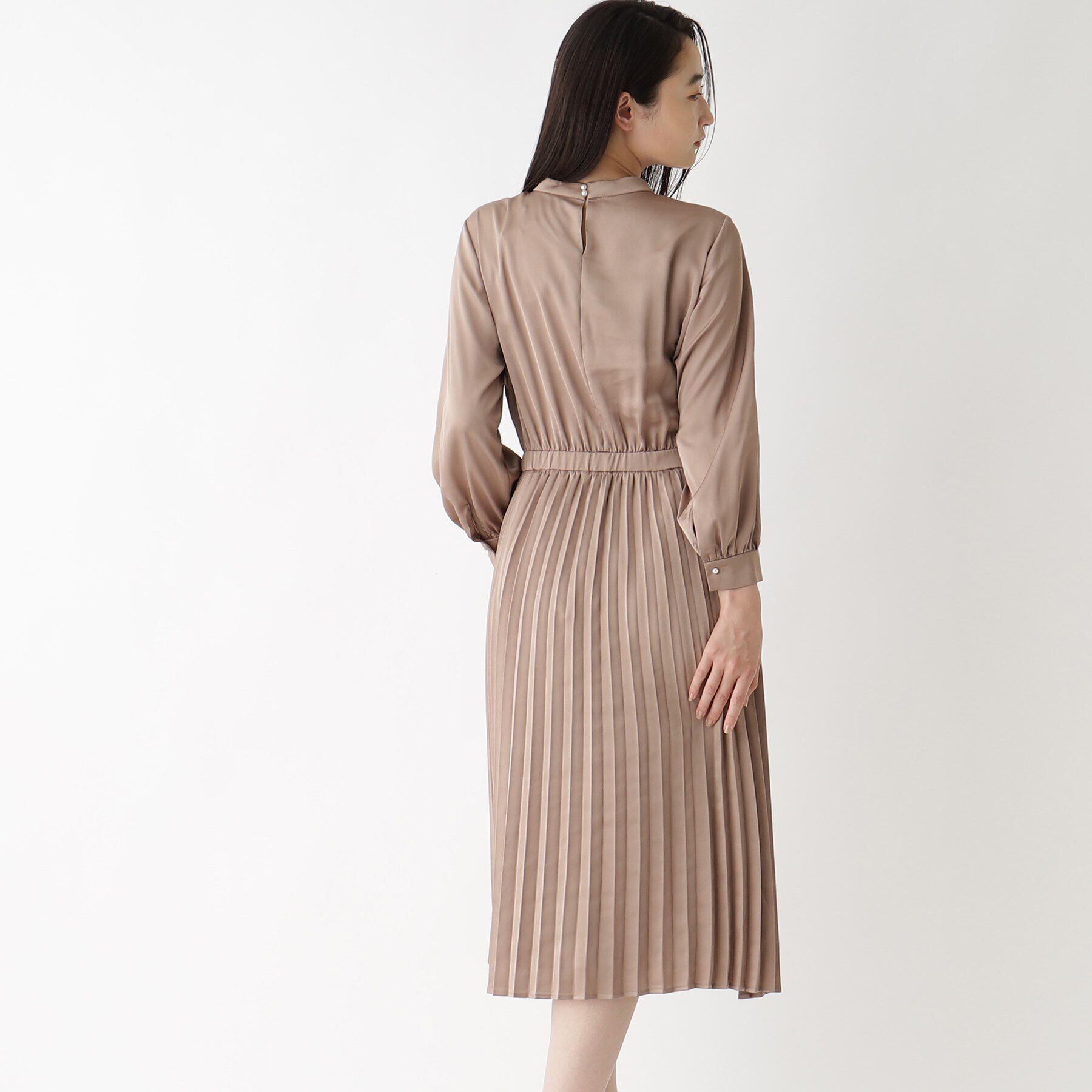 OPAQUE.CLIP「≪通勤・セレモニー対応≫ サテンプリーツワンピース【洗濯機洗い可】」|ワンピース|