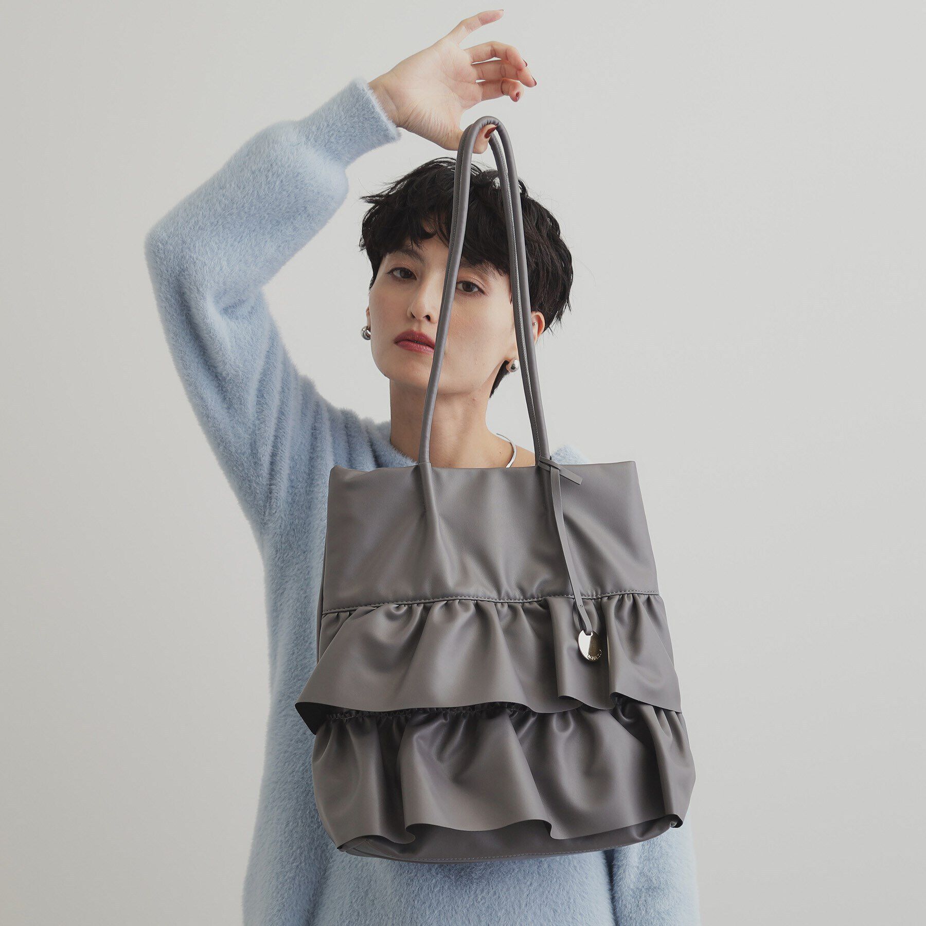 OPAQUE.CLIP「【A4サイズ対応】合皮ティアードフリルトートバッグ」|トートバッグ|