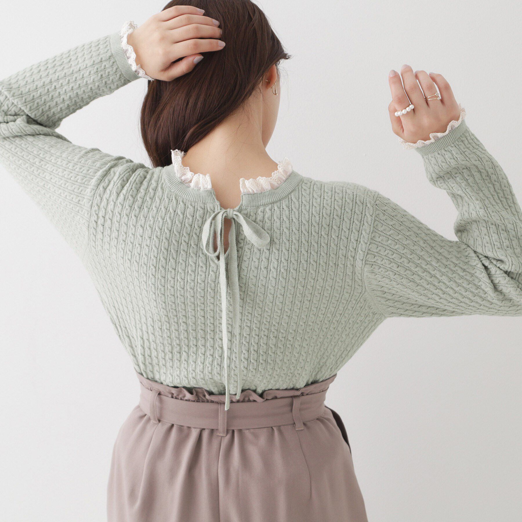 Couture broach「【大人フェミニンを叶える】レース細ケーブルバックリボンニット」|ニット・セーター|