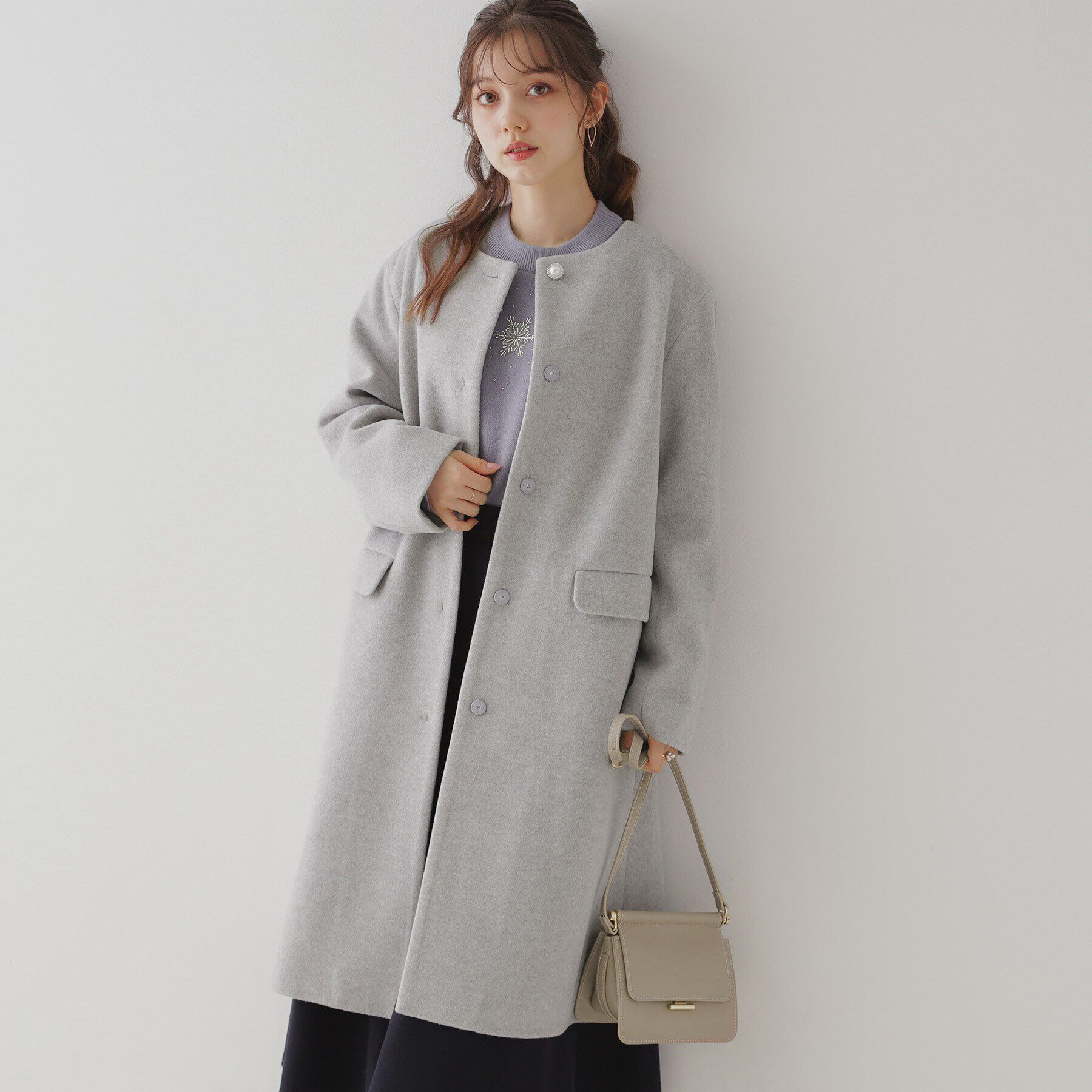 Couture broach「【プチプラ・華やかさを高める】ビジュー釦ロングコート」|ノーカラーコート|ﾗｲﾄｸﾞﾚｰ(011)