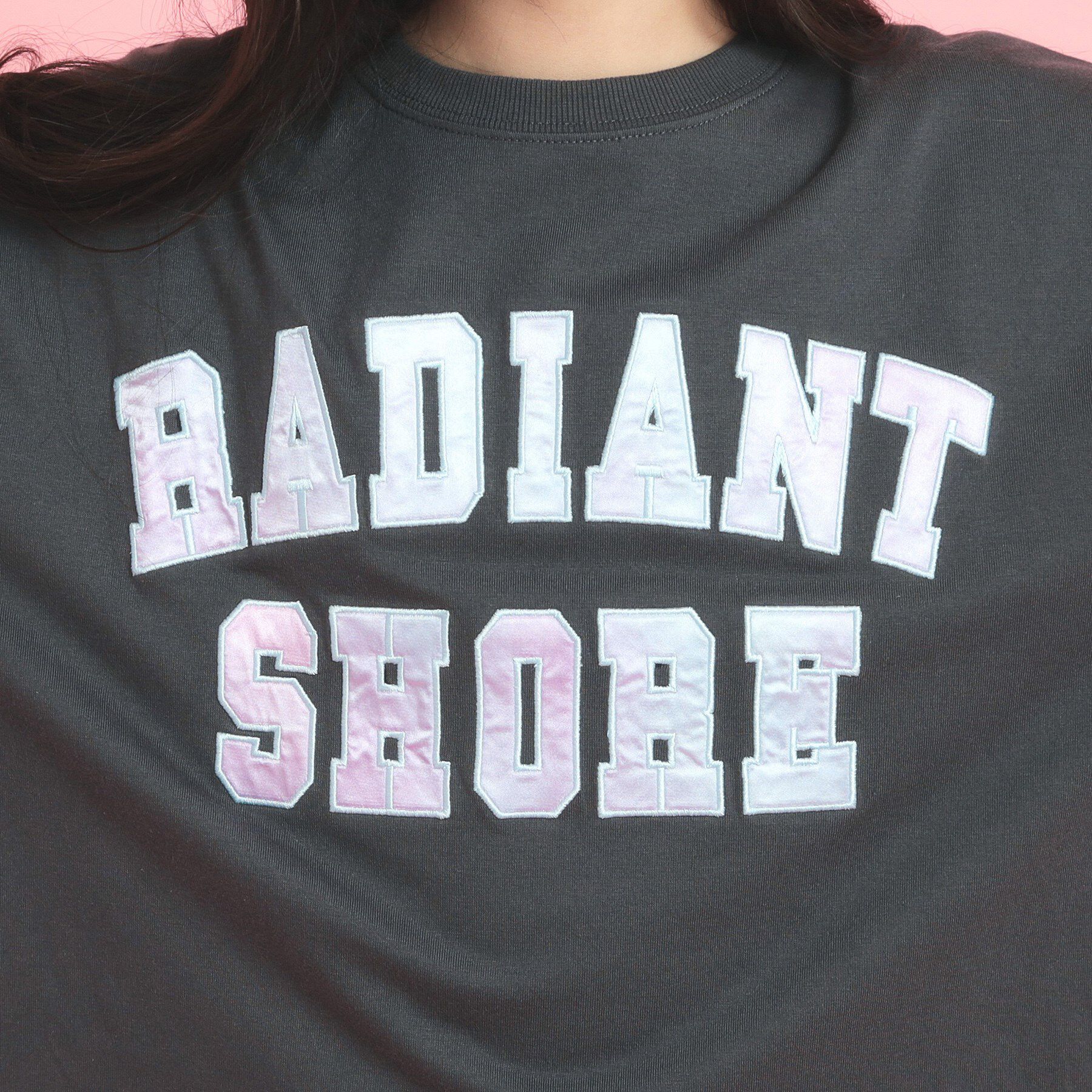 PINK-latte「サテンアップリケカレッジTシャツ」|Tシャツ・カットソー|