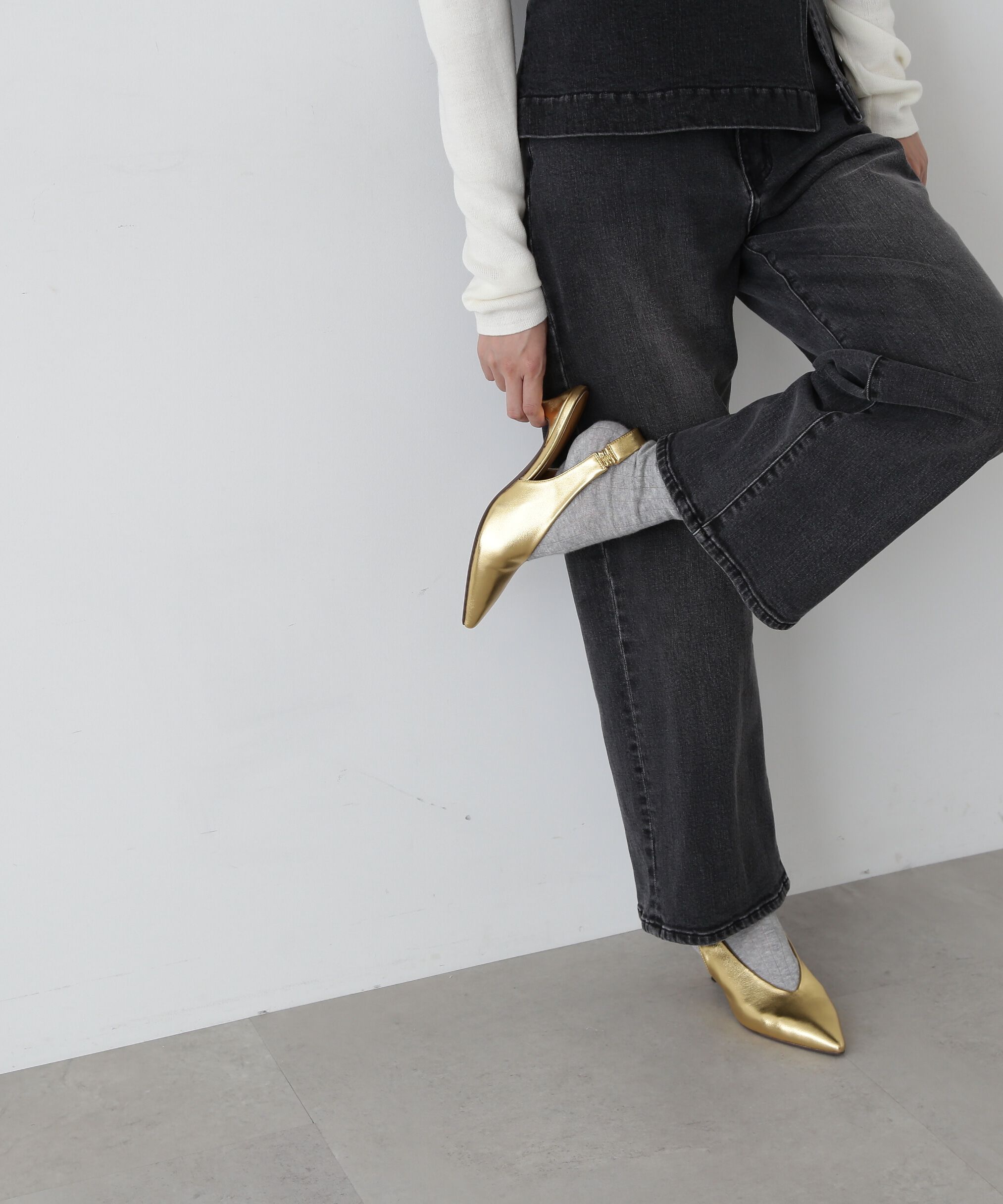  「ポインテッドバックストラップパンプス」|その他|ゴールド