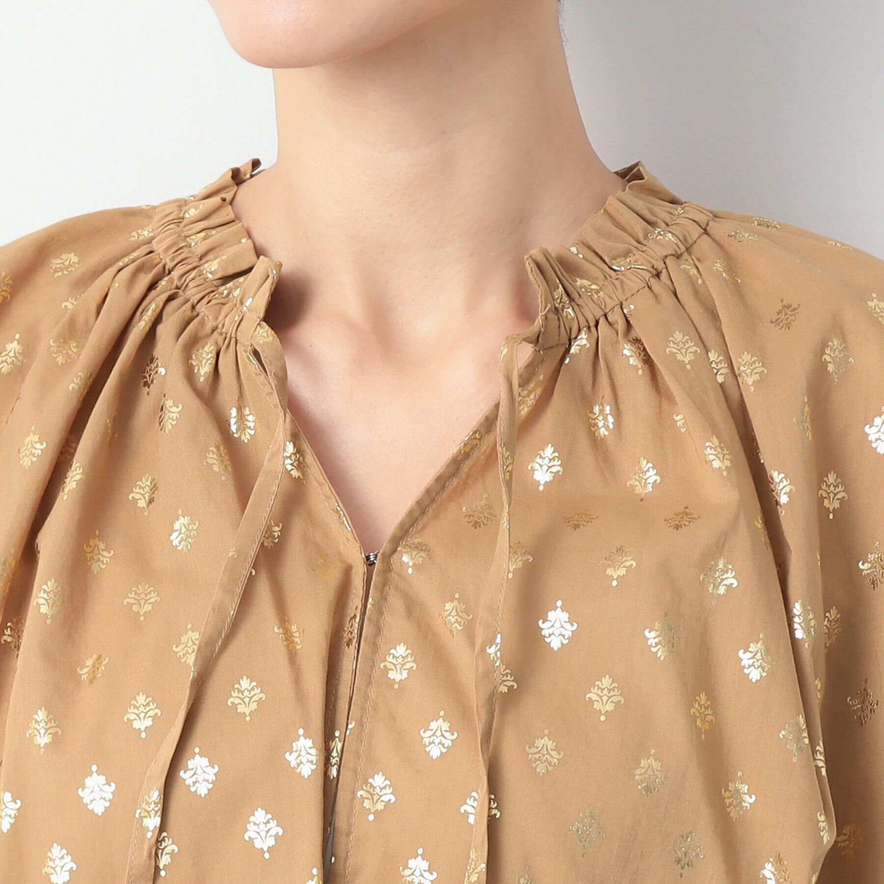 Dessin「【洗える】箔プリントフリルネックブラウス」|シャツ・ブラウス|