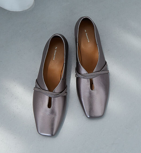 AU BANNISTER「【Youtuber紹介】ストラップソフトレザーフラットパンプス」|パンプス|シルバー