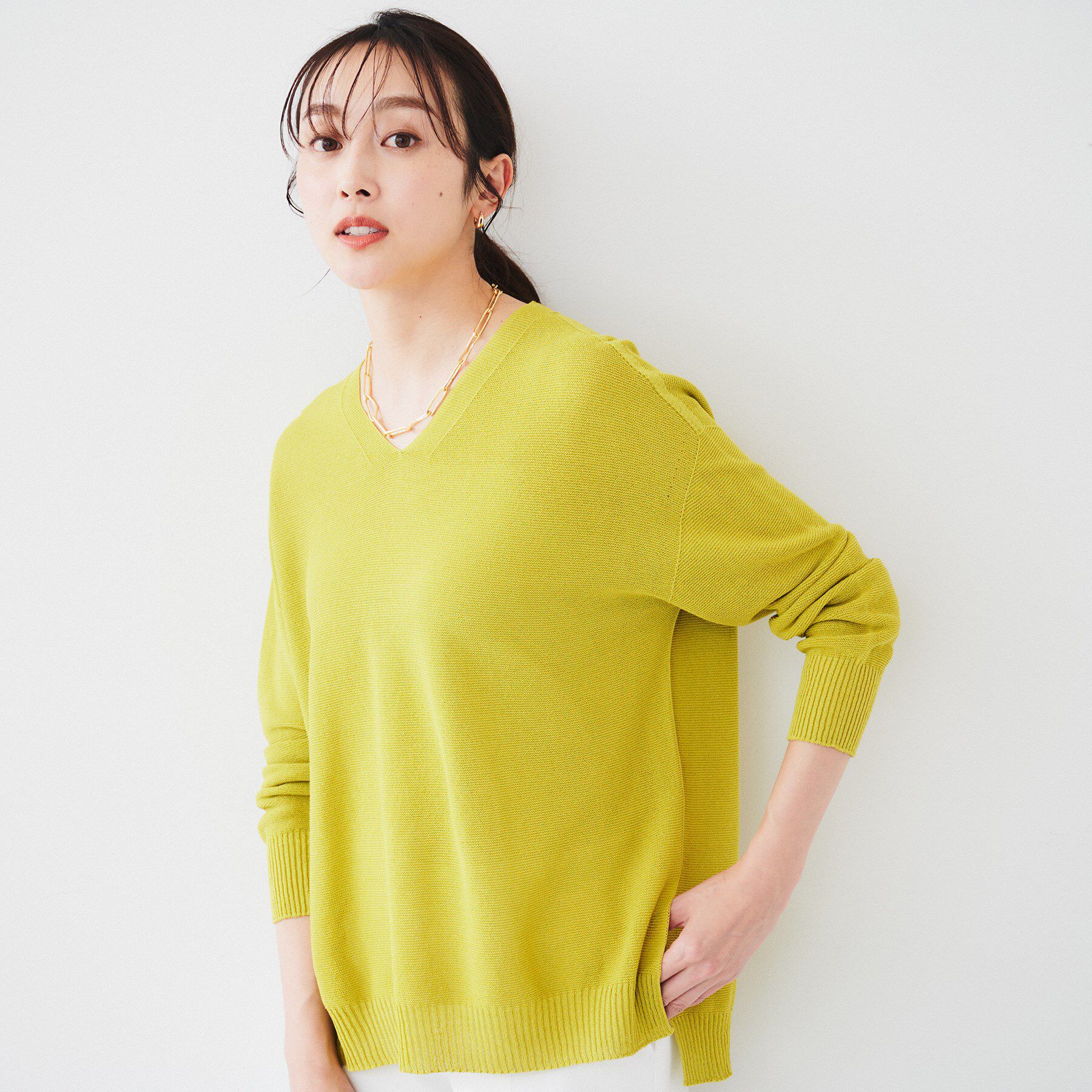 UNTITLED「【体型カバー/清涼感】サイドスリット Vネックニット」|ニット・セーター|