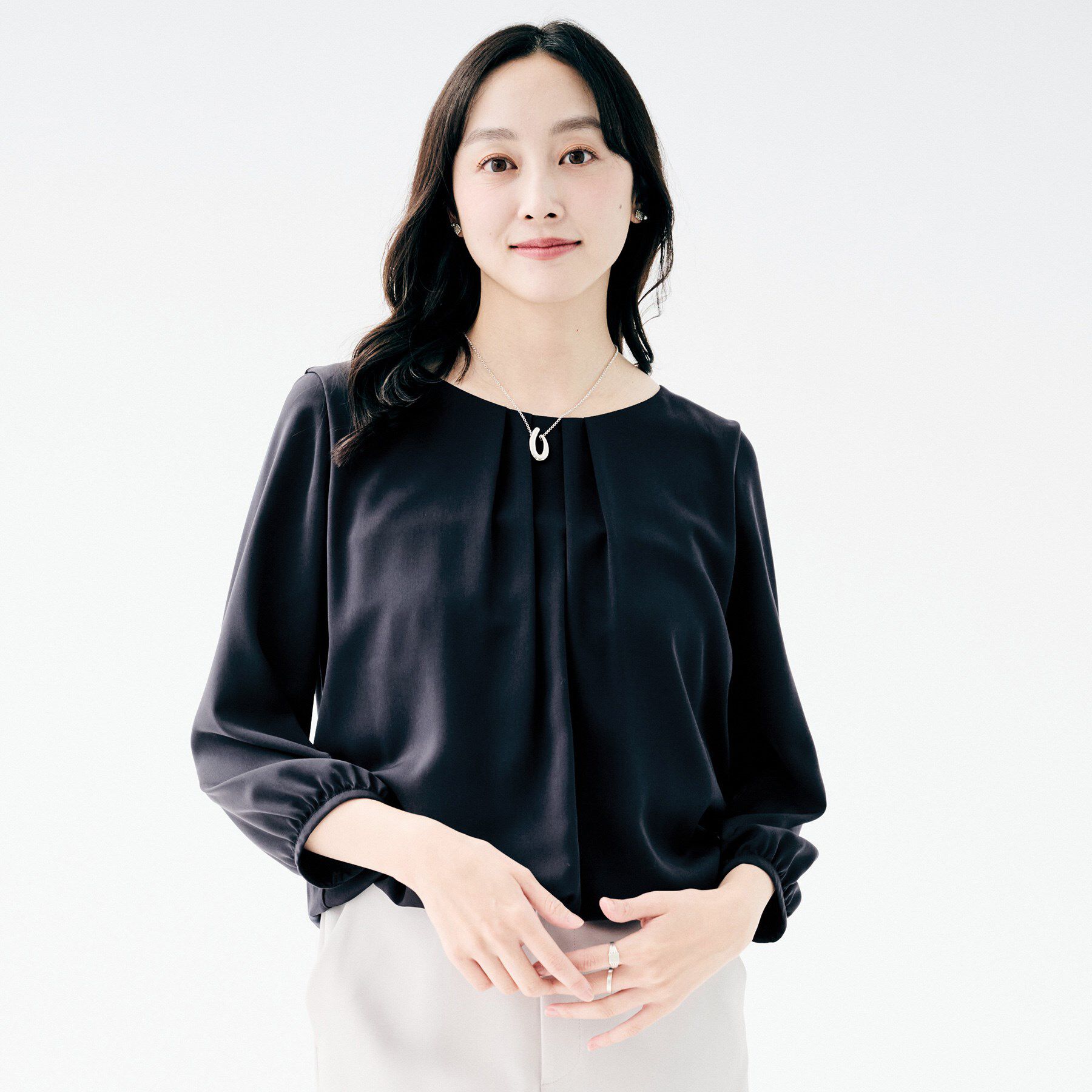 UNTITLED「【透けにくい/ウエストイン見え】タックブラウス」|シャツ・ブラウス|ネイビー(694)