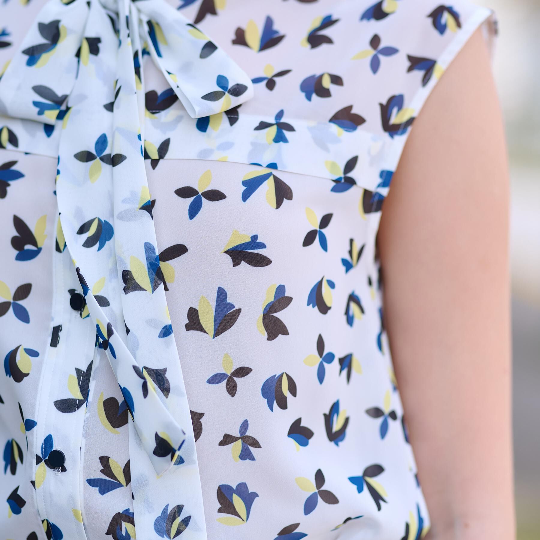 DRESSTERIOR「【洗える/きれいめ】シアーリーフプリントボウタイブラウス」|シャツ・ブラウス|