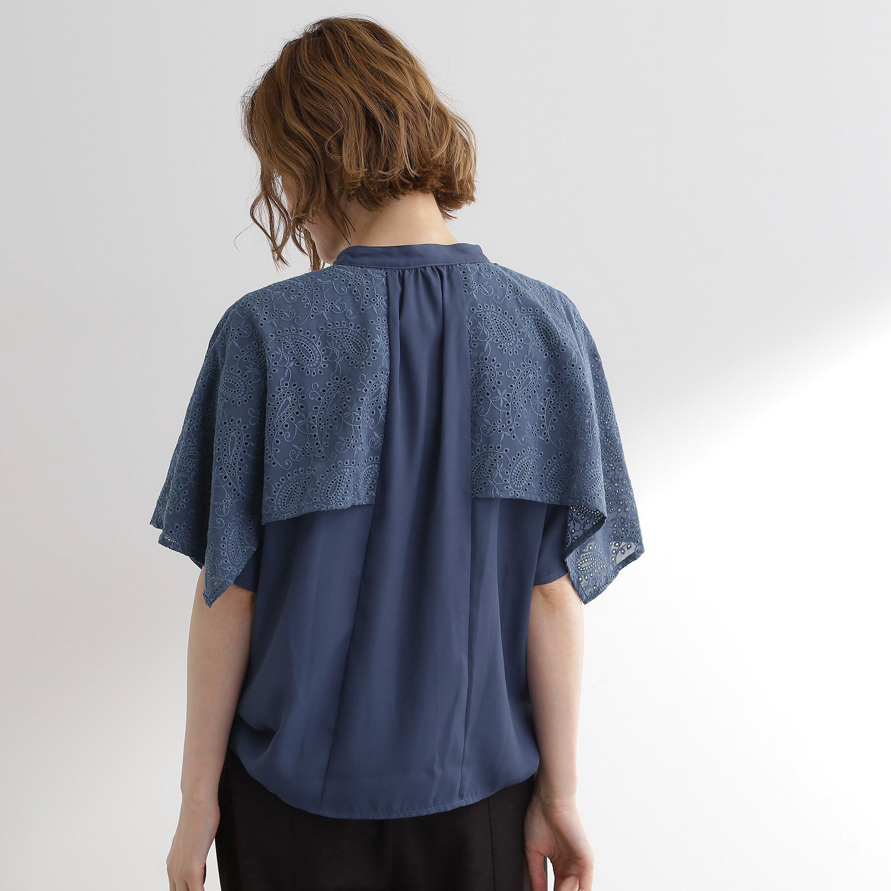 grove「透け感と刺繍で魅せる　ペイズリー刺繍ケープブラウス」|シャツ・ブラウス|