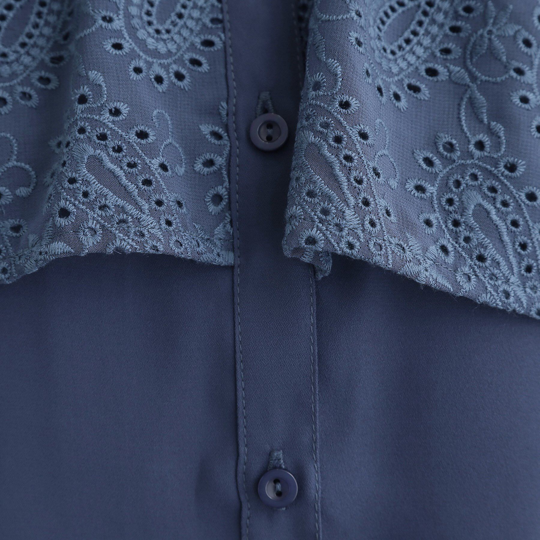 grove「透け感と刺繍で魅せる　ペイズリー刺繍ケープブラウス」|シャツ・ブラウス|