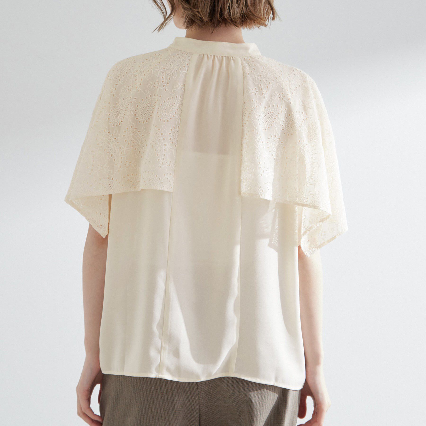 grove「透け感と刺繍で魅せる　ペイズリー刺繍ケープブラウス」|シャツ・ブラウス|
