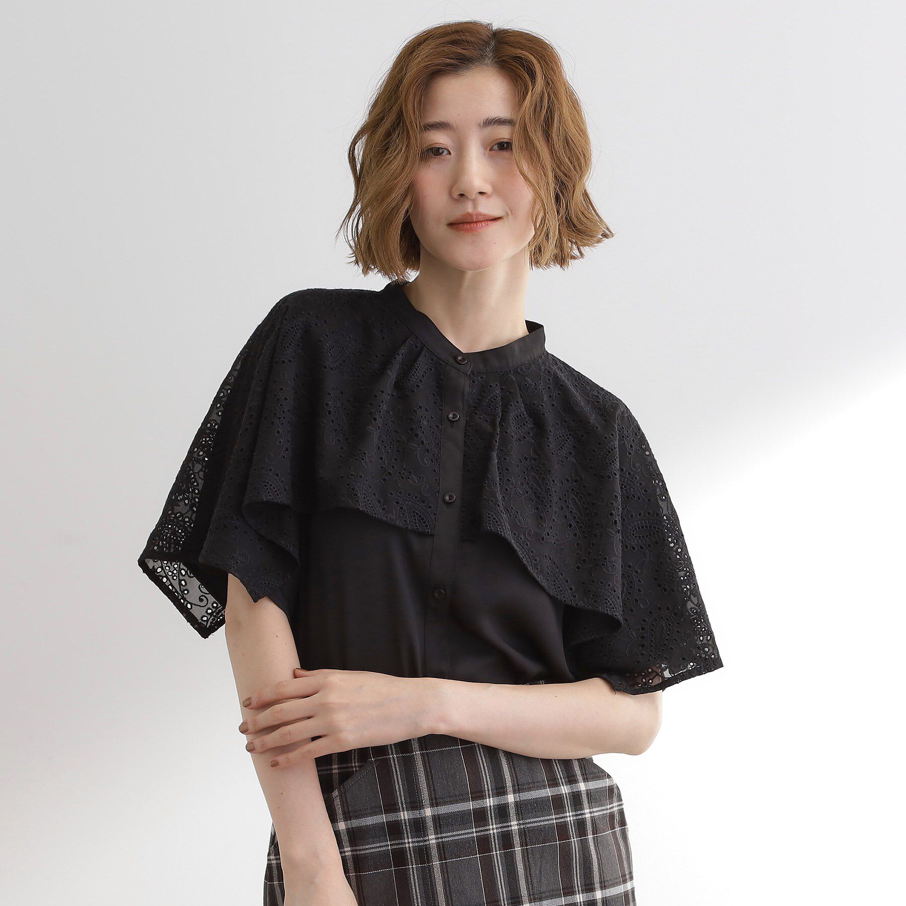 grove「透け感と刺繍で魅せる　ペイズリー刺繍ケープブラウス」|シャツ・ブラウス|ブラック(019)