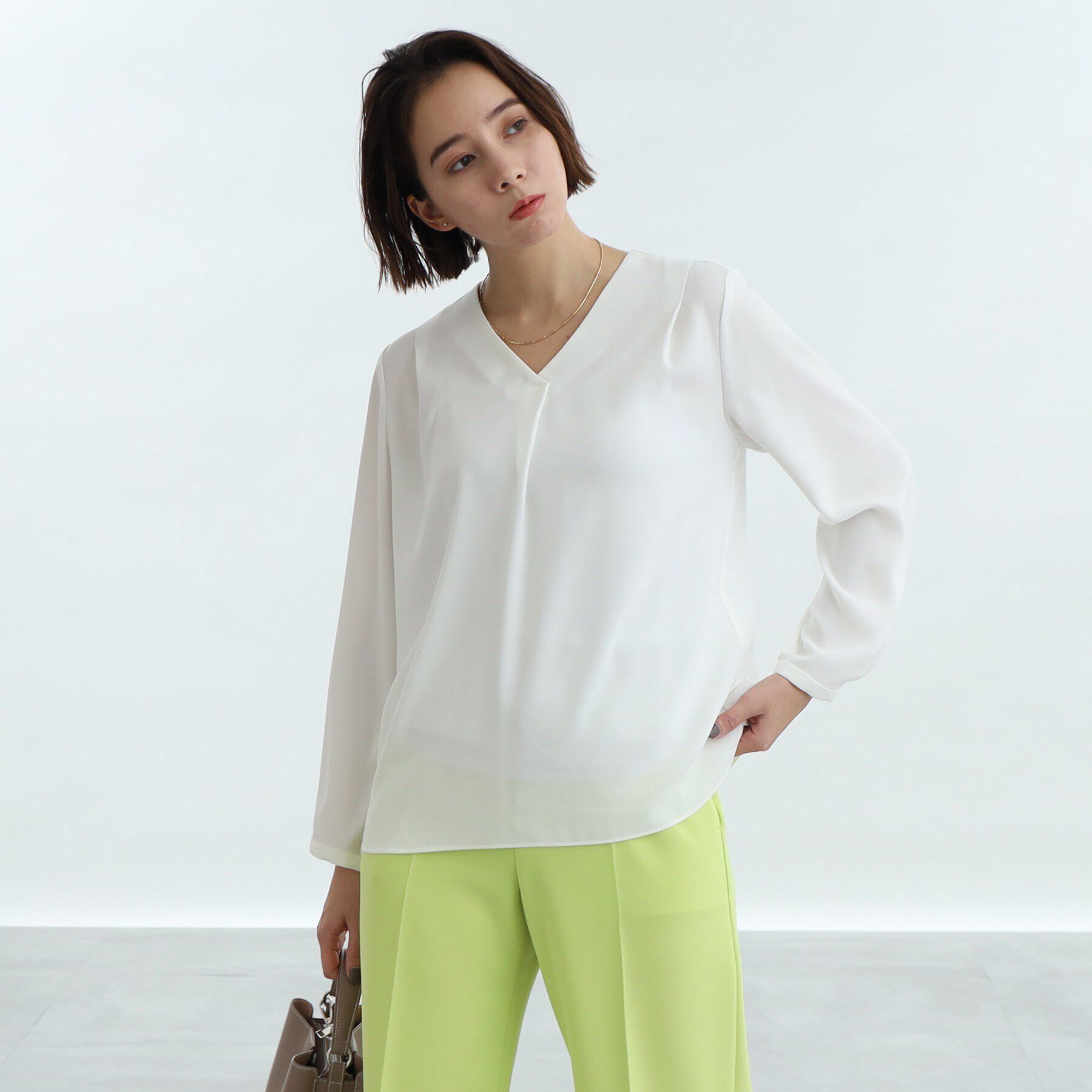 INDIVI「【洗える/通勤/UV/吸水速乾】Vネックブラウス」|シャツ・ブラウス|