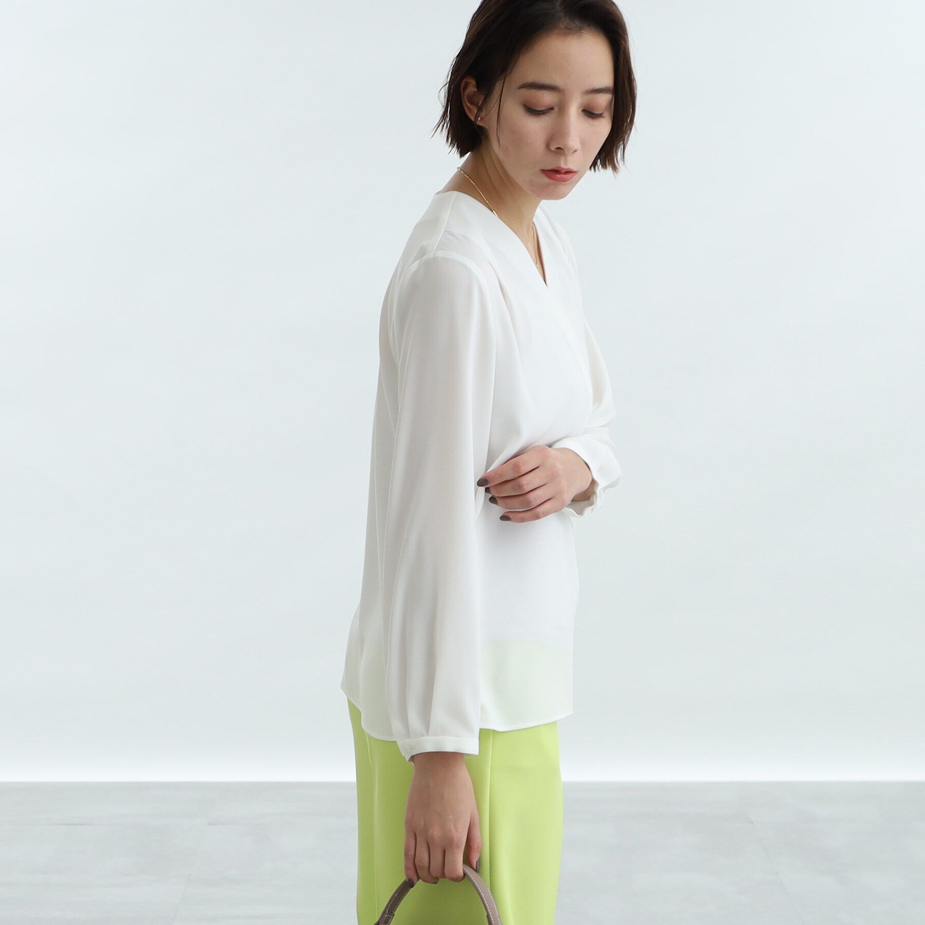 INDIVI「【洗える/通勤/UV/吸水速乾】Vネックブラウス」|シャツ・ブラウス|