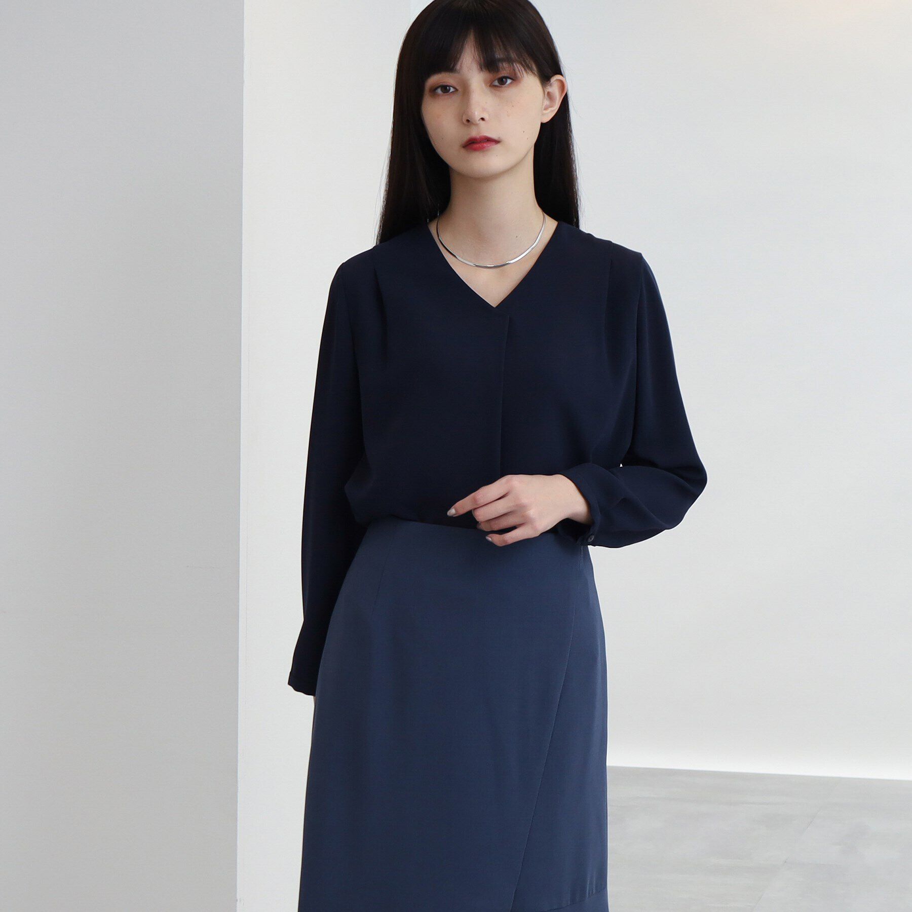 INDIVI「【洗える/通勤/UV/吸水速乾】Vネックブラウス」|シャツ・ブラウス|