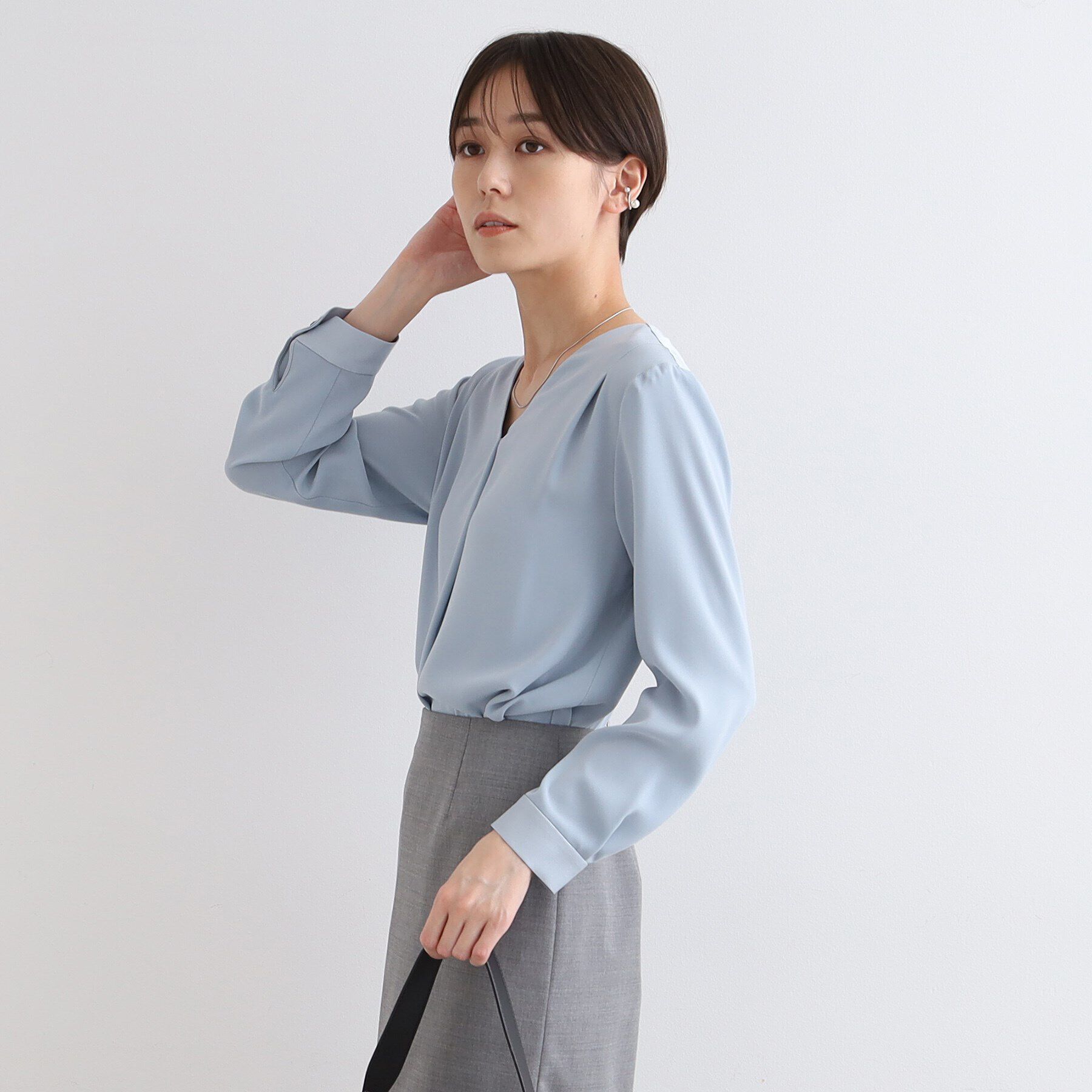 INDIVI「【通勤に最適／Vネック】タックデザインブラウス」|シャツ・ブラウス|