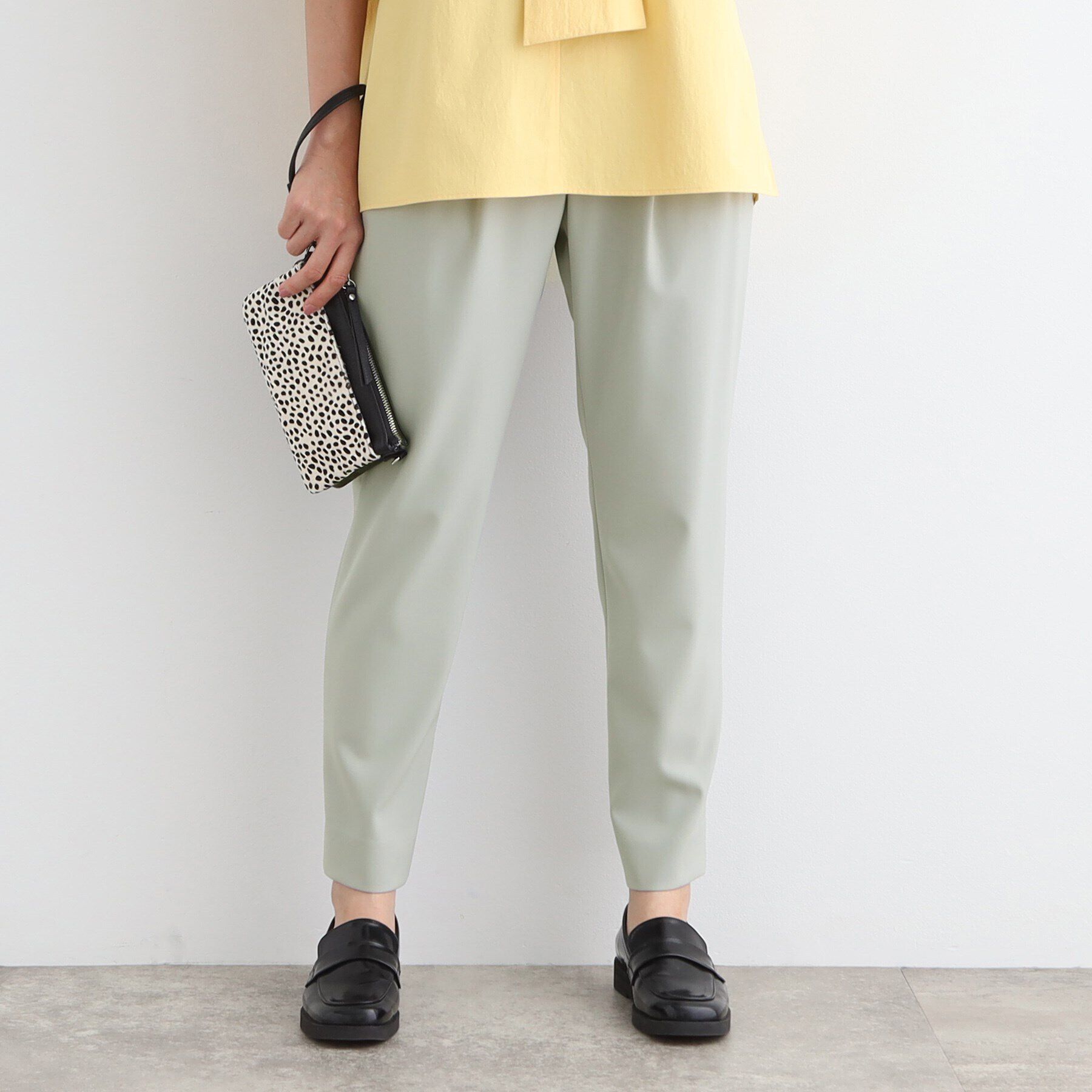 INDIVI「【褒められパンツ／高ストレッチ／ウエストゴム】タックテーパードパンツ」|その他|ライトグレー(011